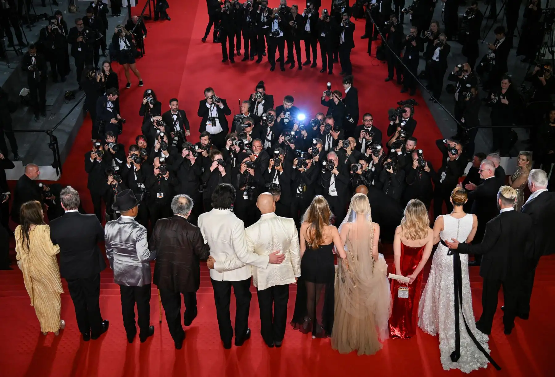 El director estadounidense Francis Ford Coppola y su elenco posan para los fotógrafos después de la proyección de la película "Megalopolis" en la 77ª edición del Festival de Cine de Cannes. Foto: AFP