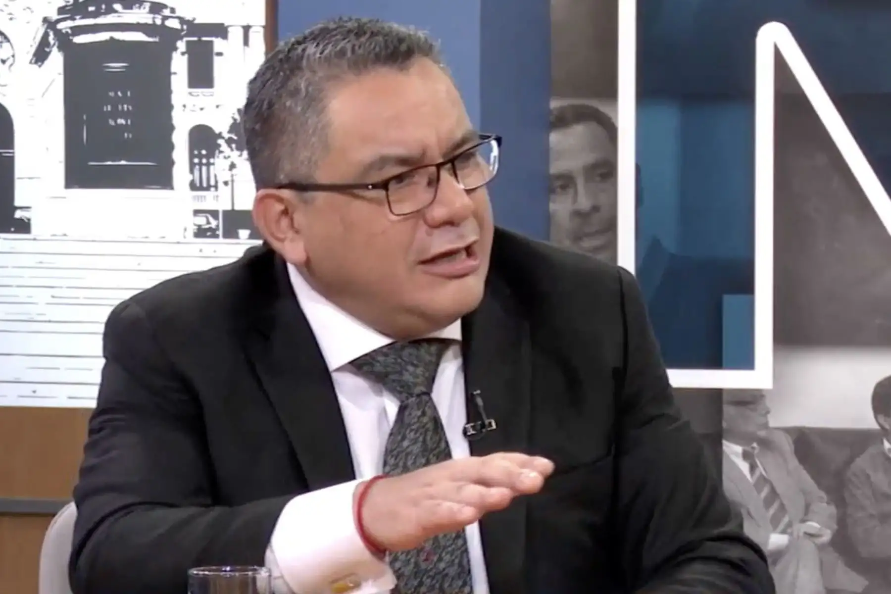 Ministro del Interior, Juan José Santiváñez, brinda entrevista a programa de TV. Foto: captura TV.