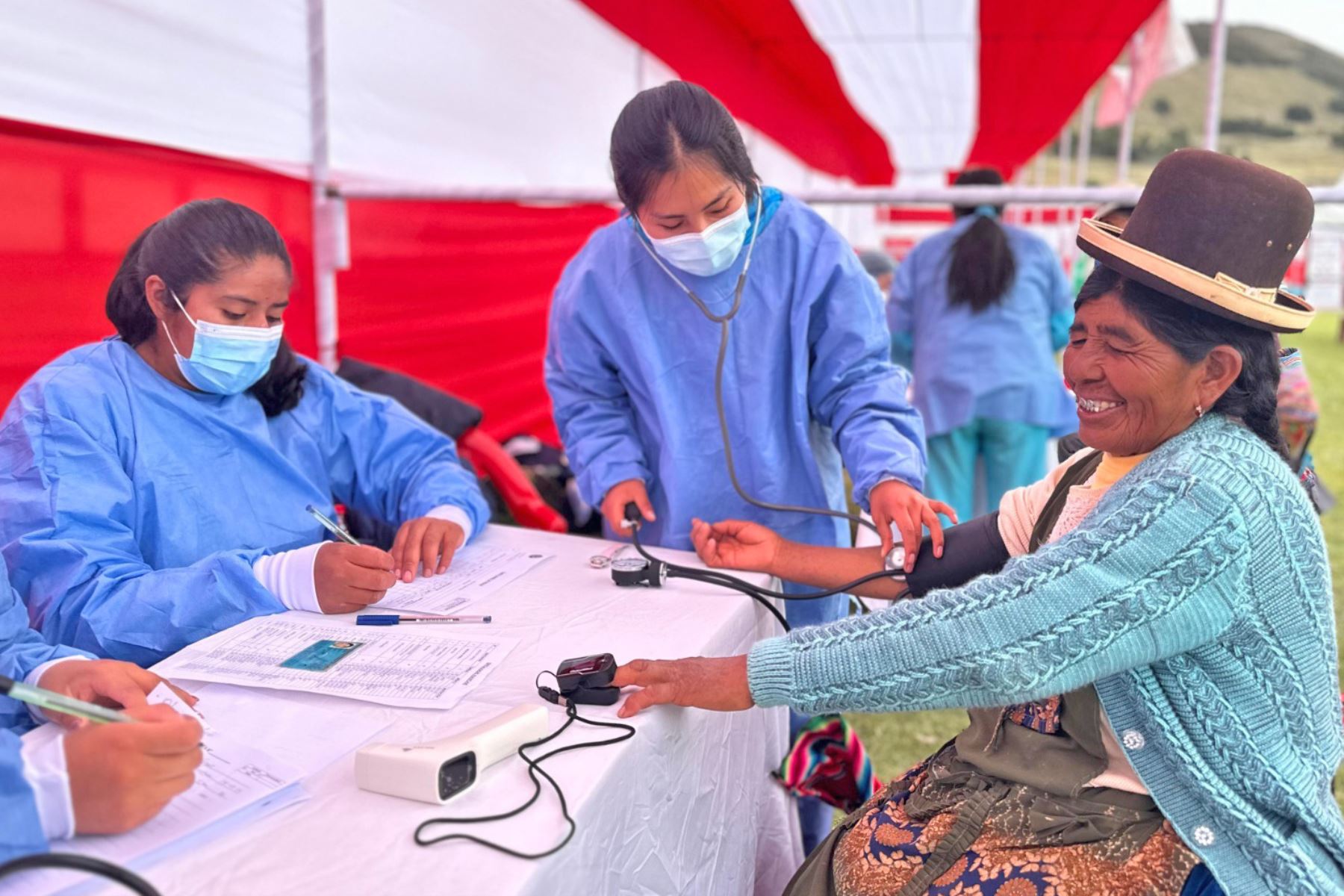 Más de 14,000 pobladores de la provincia de Huancané, región Puno, se beneficiaron con atención de los servicios de salud y de los programas sociales en los primeros tres días de la campaña cívica que organizan las Fuerzas Armadas. ANDINA/Difusión