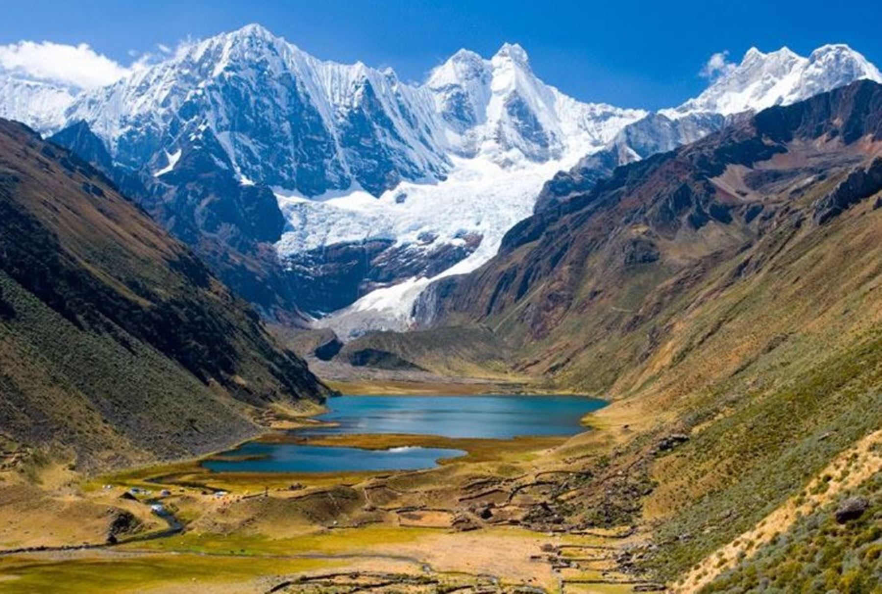 La cordillera Huayhuash es considerada uno de los destinos más espléndidos y bellos para el excursionismo y el montañismo en Perú y el mundo.