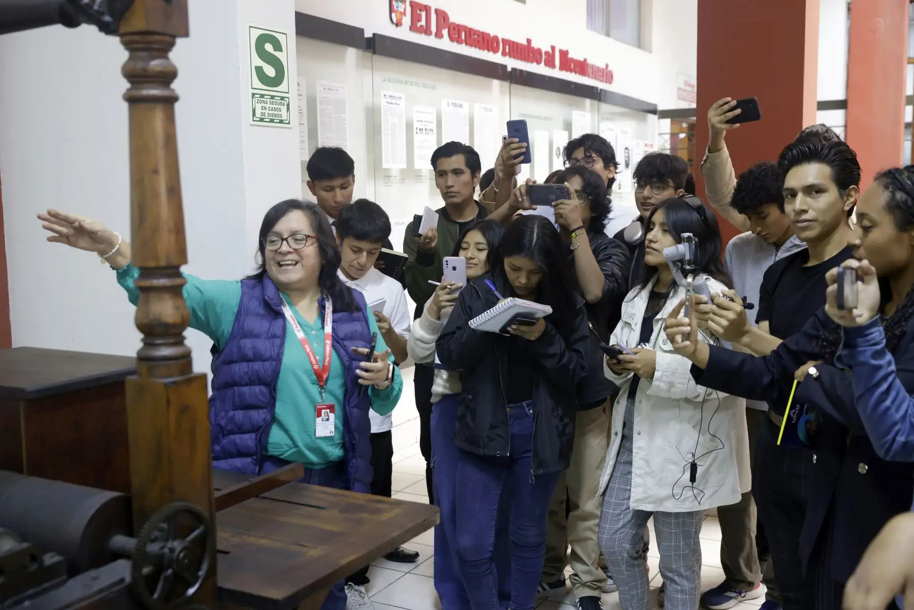 Vive Andina. Estudiantes de la Universidad Peruana Unión, Facultad de Ciencias Humanas y Educación III ciclo de la carrera de Ciencias de la Comunicación visitan Editora Perú. Foto: ANDINA/Luis Iparraguirre