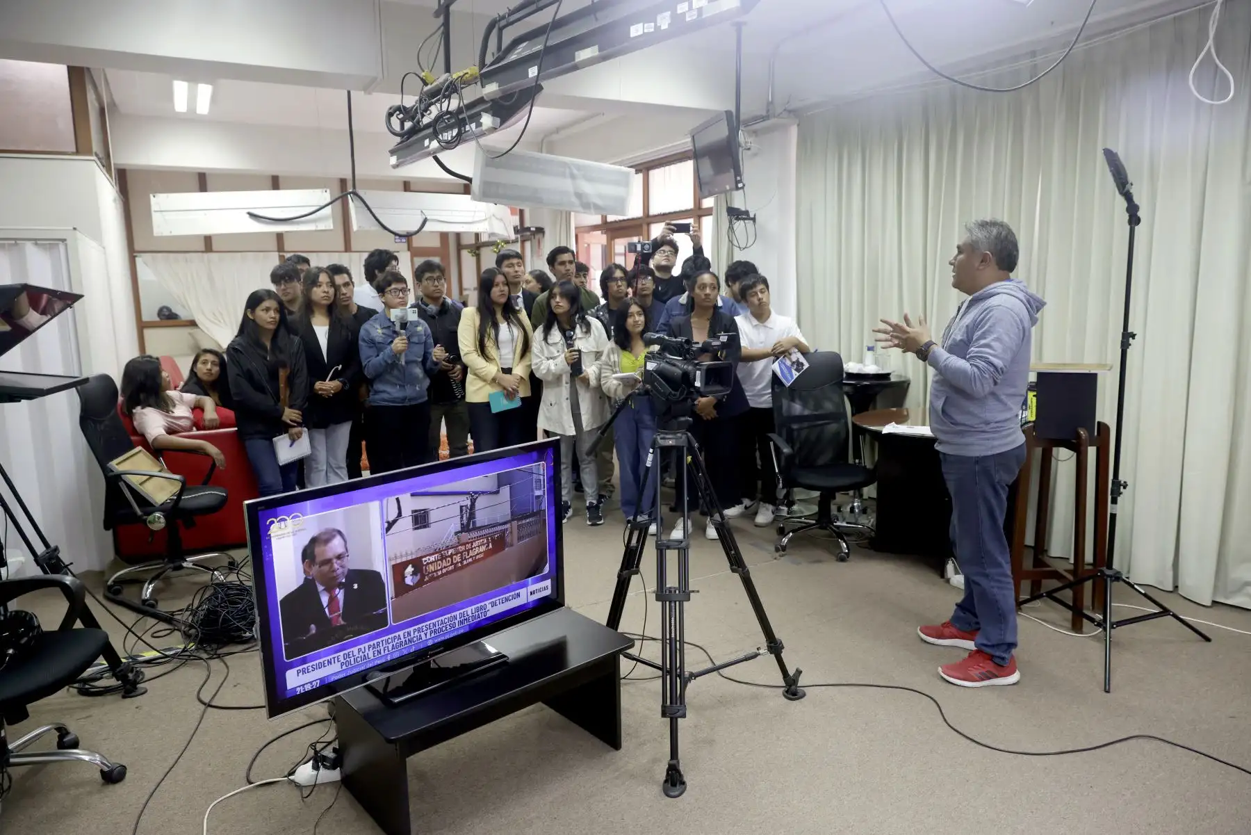 Vive Andina. Estudiantes de la Universidad Peruana Unión, Facultad de Ciencias Humanas y Educación III ciclo de la carrera de Ciencias de la Comunicación visitan Editora Perú. Foto: ANDINA/Luis Iparraguirre