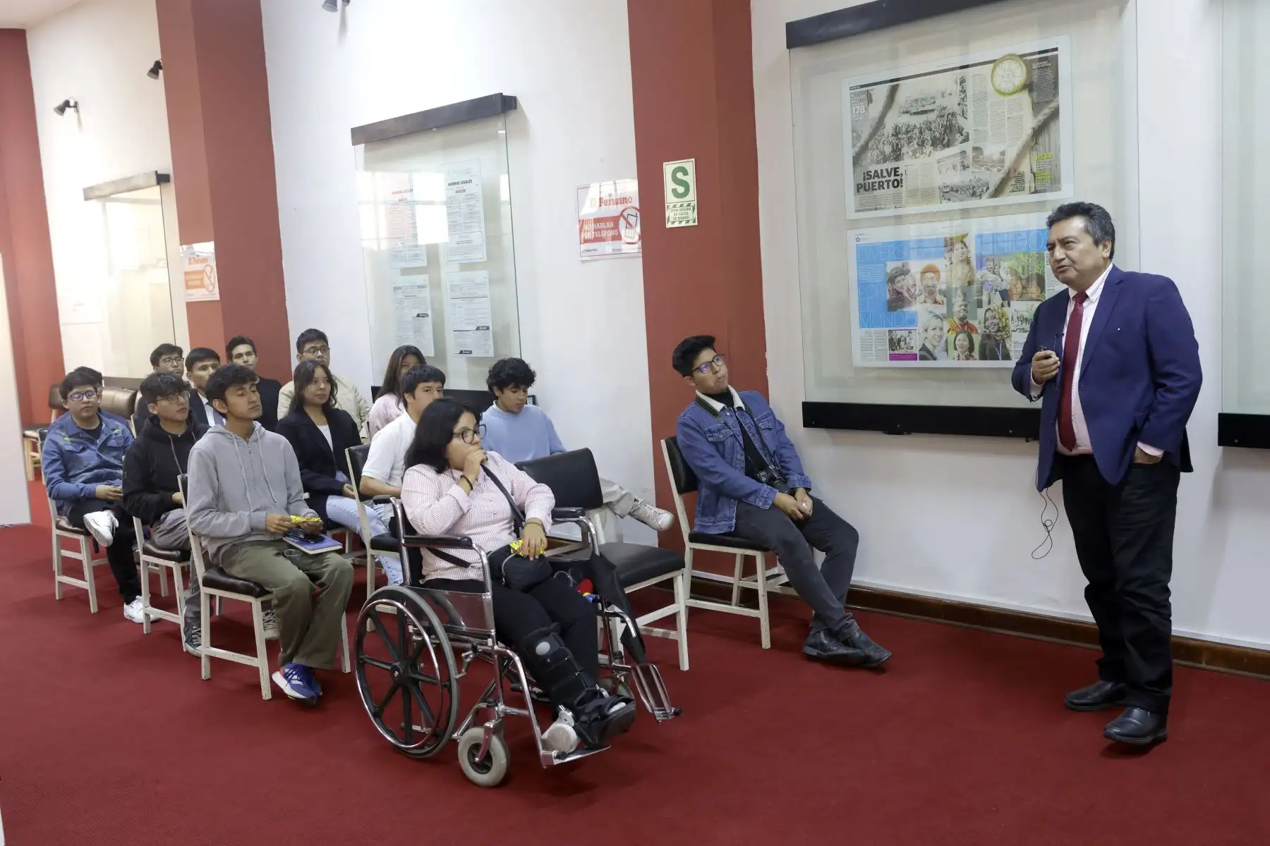 Vive Andina. Estudiantes de la Universidad Peruana Unión, Facultad de Ciencias Humanas y Educación III ciclo de la carrera de Ciencias de la Comunicación visitan Editora Perú. Foto: ANDINA/Luis Iparraguirre