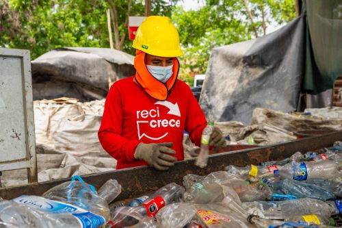 El reciclaje de productos de plástico contribuye a un desarrollo sostenible de la sociedad. Cortesía