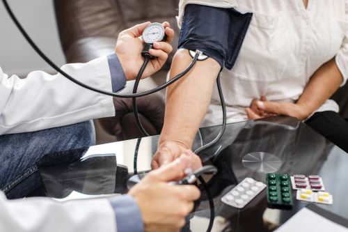 El Ministerio de Salud recomienda un control regular de la presión arterial a fin de prevenir enfermedades cardiacas. Foto: Andina