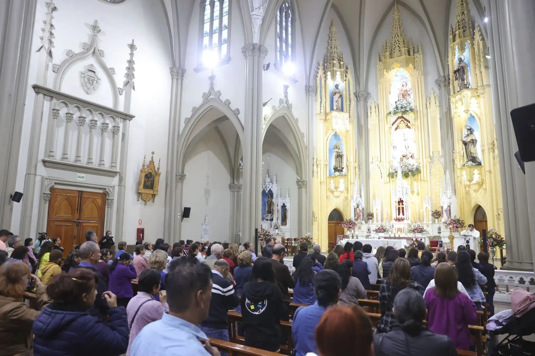 Pese a que Yola Polastri aún permanece en Cuidados Intensivos de la clínica Delgado, sus más queridos y cercanos amigos  ofrecen una misa de salud por la animadora  en la parroquia San José en Jesús María.
Foto: ANDINA/Melina Mejía