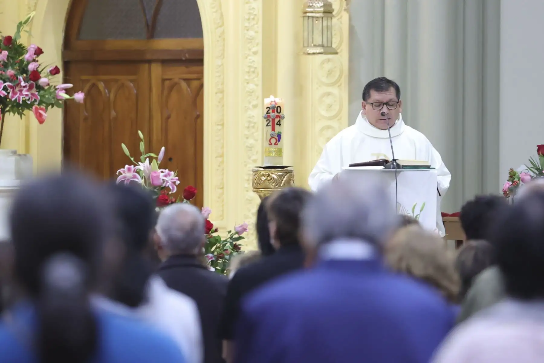 Pese a que Yola Polastri aún permanece en Cuidados Intensivos de la clínica Delgado, sus más queridos y cercanos amigos  ofrecen una misa de salud por la animadora  en la parroquia San José en Jesús María.
Foto: ANDINA/Melina Mejía