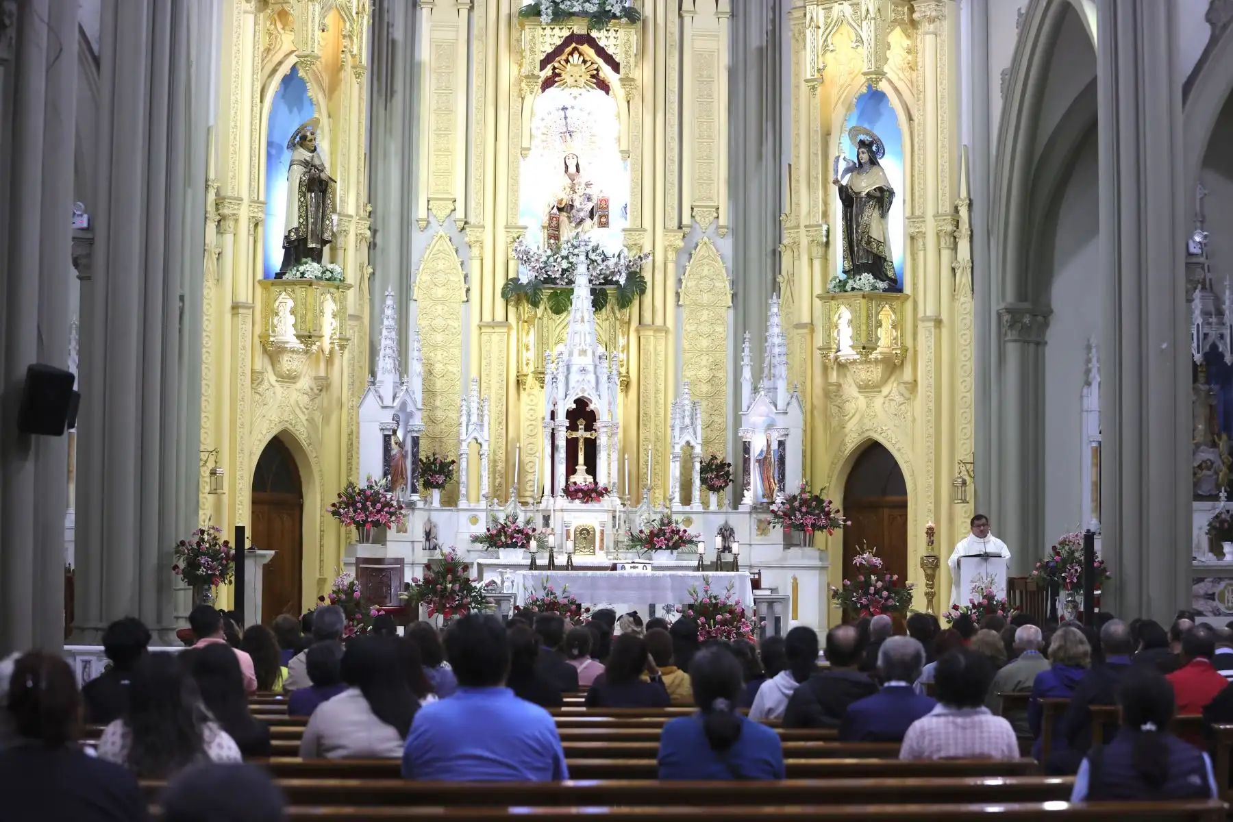 Pese a que Yola Polastri aún permanece en Cuidados Intensivos de la clínica Delgado, sus más queridos y cercanos amigos  ofrecen una misa de salud por la animadora  en la parroquia San José en Jesús María.
Foto: ANDINA/Melina Mejía