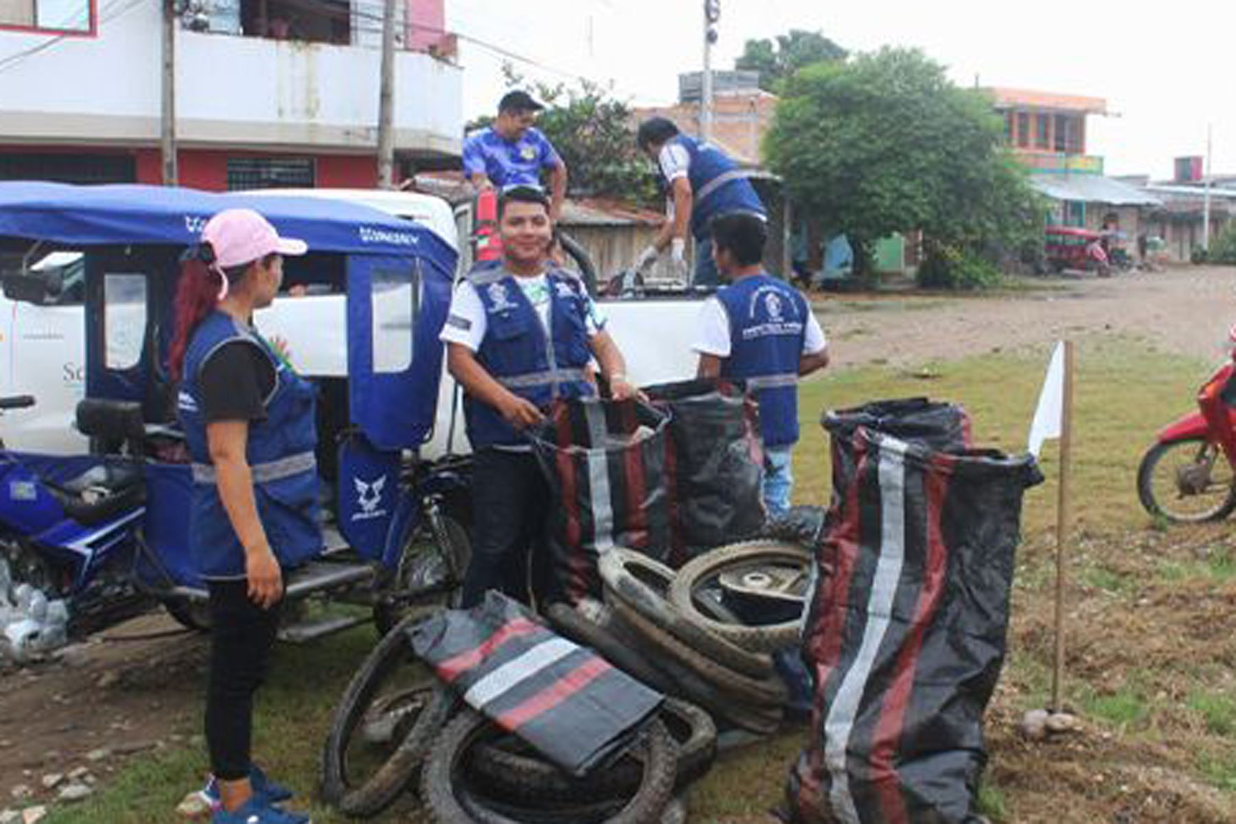 La eliminación de criaderos del zancudo transmisor del dengue se hizo luego de inspeccionar 10,000 viviendas de Juanjuí, región San Martín. Foto: ANDINA/Minsa