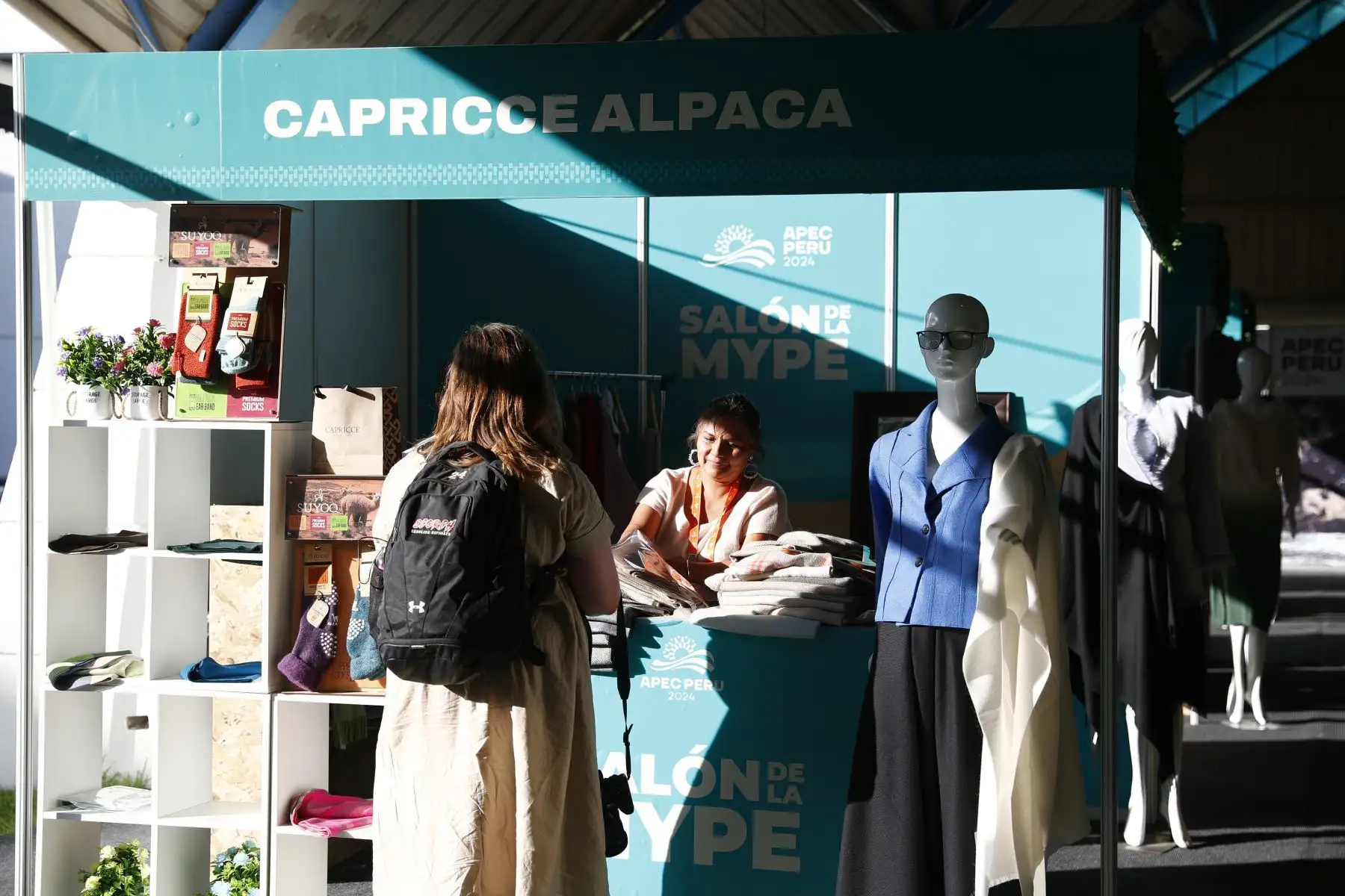 En el marco de la Segunda Reunión de Altos Funcionarios (SOM2) y eventos conexos del APEC Perú 2024 en Arequipa, se realizó la segunda edición del Salón de la MYPE, que expone los mejores productos de 16 micro y pequeñas empresas a nivel nacional, provenientes de diversos sectores como agroindustria, alimentos y bebidas, textil-confecciones, artesanía, cuero y calzado, y econegocios. Foto: ANDINA/Daniel Bracamonte