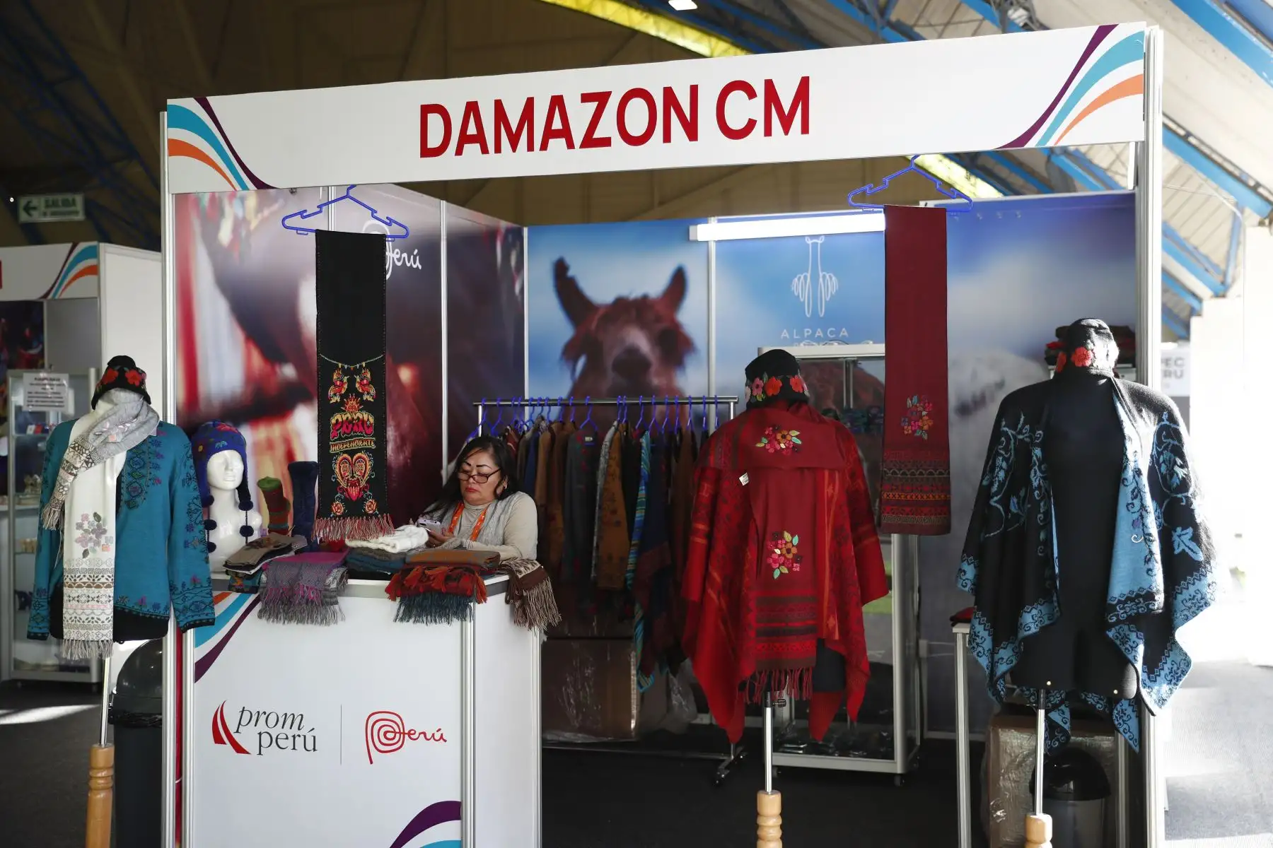 En el marco de la Segunda Reunión de Altos Funcionarios (SOM2) y eventos conexos del APEC Perú 2024 en Arequipa, se realizó la segunda edición del Salón de la MYPE, que expone los mejores productos de 16 micro y pequeñas empresas a nivel nacional, provenientes de diversos sectores como agroindustria, alimentos y bebidas, textil-confecciones, artesanía, cuero y calzado, y econegocios. Foto: ANDINA/Daniel Bracamonte