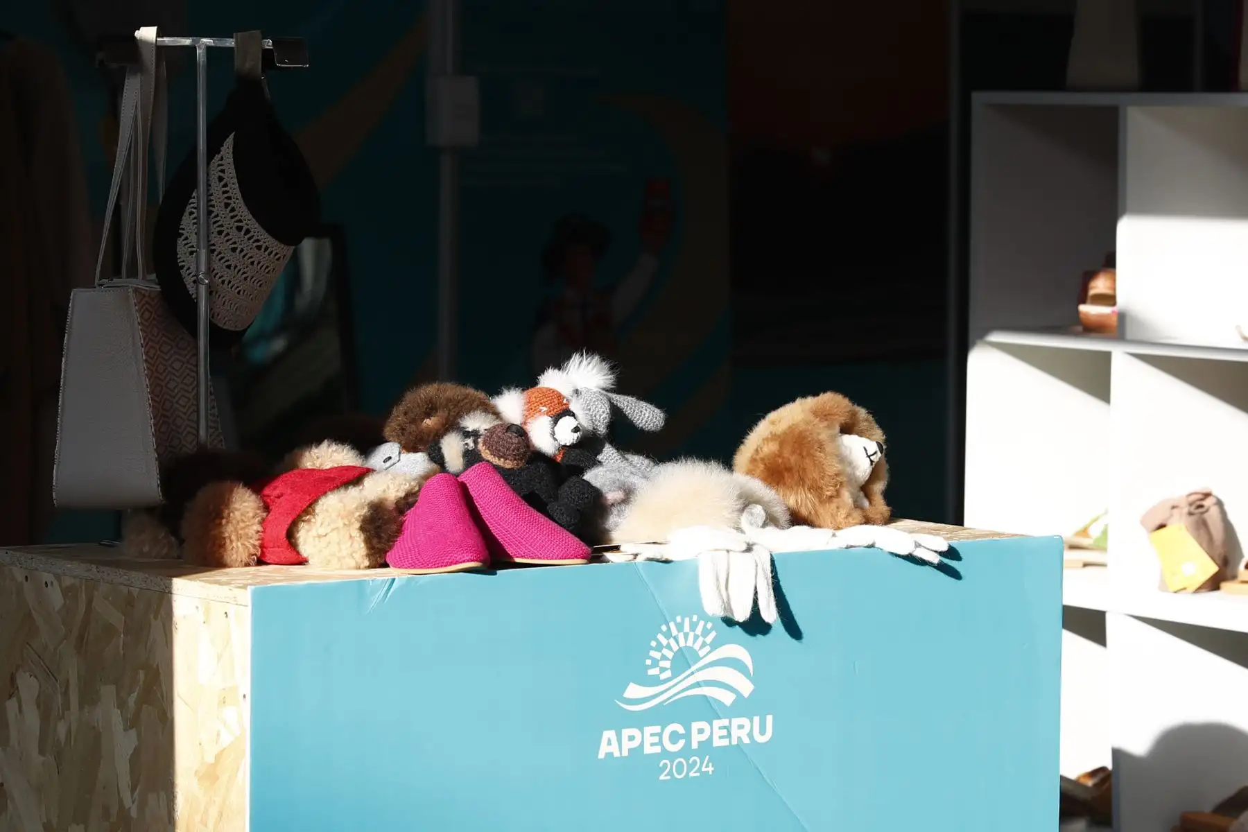 En el marco de la Segunda Reunión de Altos Funcionarios (SOM2) y eventos conexos del APEC Perú 2024 en Arequipa, se realizó la segunda edición del Salón de la MYPE, que expone los mejores productos de 16 micro y pequeñas empresas a nivel nacional, provenientes de diversos sectores como agroindustria, alimentos y bebidas, textil-confecciones, artesanía, cuero y calzado, y econegocios. Foto: ANDINA/Daniel Bracamonte