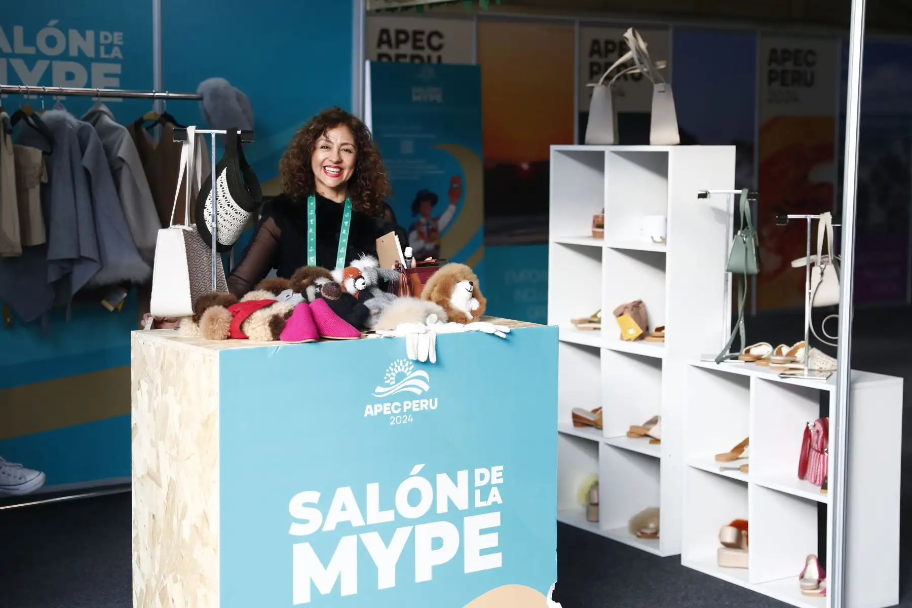 En el marco de la Segunda Reunión de Altos Funcionarios (SOM2) y eventos conexos del APEC Perú 2024 en Arequipa, se realizó la segunda edición del Salón de la MYPE, que expone los mejores productos de 16 micro y pequeñas empresas a nivel nacional, provenientes de diversos sectores como agroindustria, alimentos y bebidas, textil-confecciones, artesanía, cuero y calzado, y econegocios. Foto: ANDINA/Daniel Bracamonte