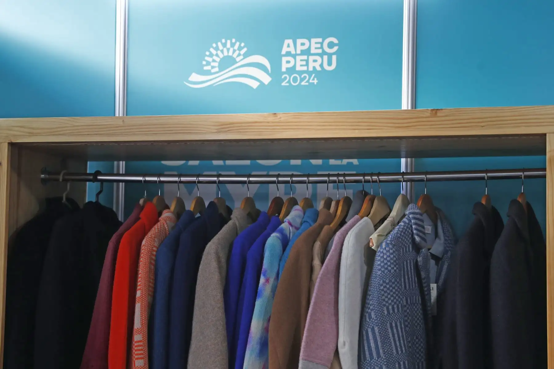 En el marco de la Segunda Reunión de Altos Funcionarios (SOM2) y eventos conexos del APEC Perú 2024 en Arequipa, se realizó la segunda edición del Salón de la MYPE, que expone los mejores productos de 16 micro y pequeñas empresas a nivel nacional, provenientes de diversos sectores como agroindustria, alimentos y bebidas, textil-confecciones, artesanía, cuero y calzado, y econegocios. Foto: ANDINA/Daniel Bracamonte