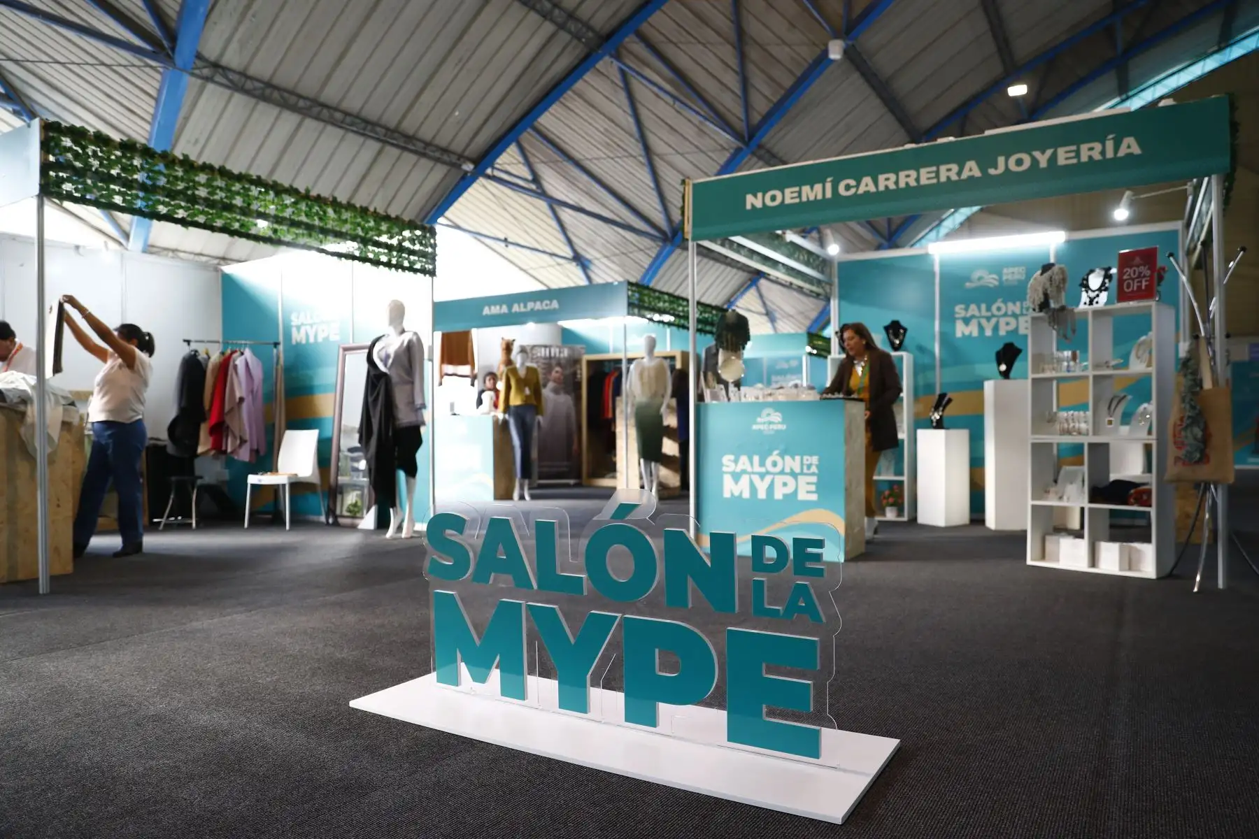 En el marco de la Segunda Reunión de Altos Funcionarios (SOM2) y eventos conexos del APEC Perú 2024 en Arequipa, se realizó la segunda edición del Salón de la MYPE, que expone los mejores productos de 16 micro y pequeñas empresas a nivel nacional, provenientes de diversos sectores como agroindustria, alimentos y bebidas, textil-confecciones, artesanía, cuero y calzado, y econegocios. Foto: ANDINA/Daniel Bracamonte