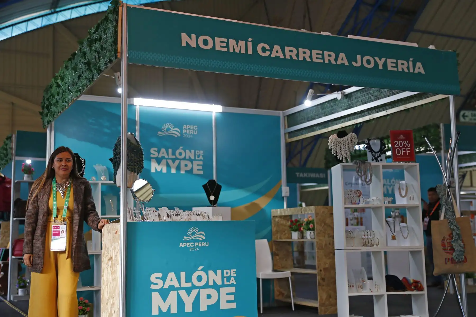 En el marco de la Segunda Reunión de Altos Funcionarios (SOM2) y eventos conexos del APEC Perú 2024 en Arequipa, se realizó la segunda edición del Salón de la MYPE, que expone los mejores productos de 16 micro y pequeñas empresas a nivel nacional, provenientes de diversos sectores como agroindustria, alimentos y bebidas, textil-confecciones, artesanía, cuero y calzado, y econegocios. Foto: ANDINA/Daniel Bracamonte