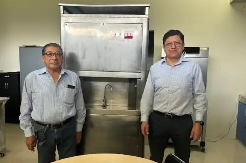 Esta máquina tiene  un sistema que permite que todo el aire que está alrededor ingrese a la máquina e internamente ese aire es enfriado y condensado de modo que se consigue que la humedad se transforme en líquido, es decir en agua, ANDINA/Difusión