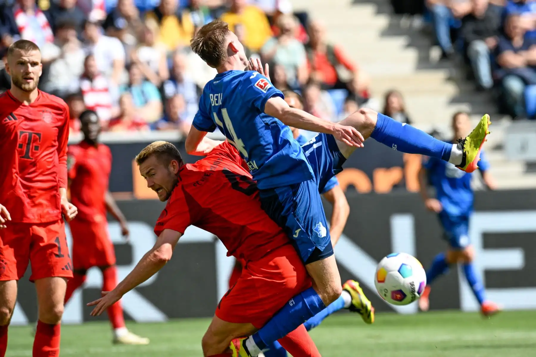 El delantero alemán del Hoffenheim Maximilian Beier y el defensor holandés del Bayern Munich Matthijs de Ligt compiten por el balón durante el partido de fútbol de la primera división alemana de la Bundesliga entre el TSG 1899 Hoffenheim y el FC Bayern Munich.
Foto. ANDINA/AFP