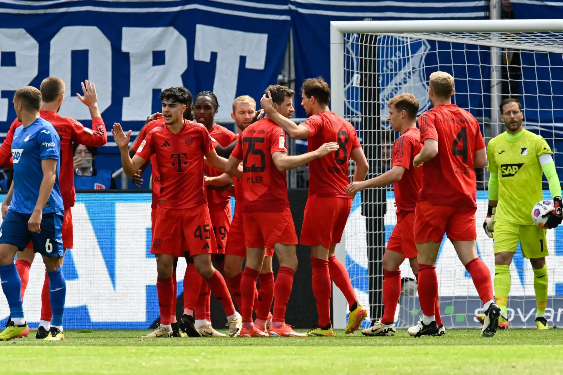 Los jugadores del Bayern de Múnich celebran después de que el delantero francés del Bayern de Múnich Mathys Tel anotara el gol inicial durante el partido de fútbol de la primera división alemana de la Bundesliga entre el TSG 1899 Hoffenheim y el FC Bayern de Múnich.
Foto. ANDINA/AFP