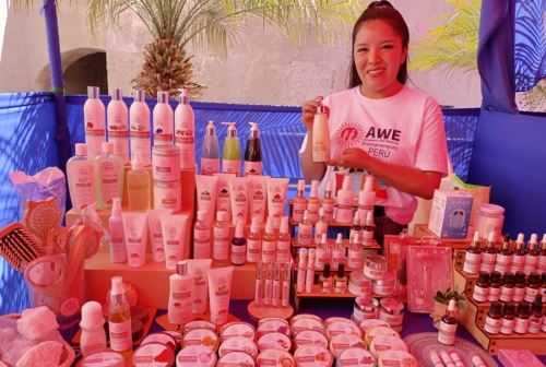 La Feria de Emprendedoras AWE - Americana Space se desarrolla en Arequipa como parte de APEC Ciudadano, evento que se realiza en el marco de la Segunda Reunión de Altos Funcionarios del Foro de Cooperación Económica Asia Pacífico (APEC) que se reúne en la Ciudad Blanca.
