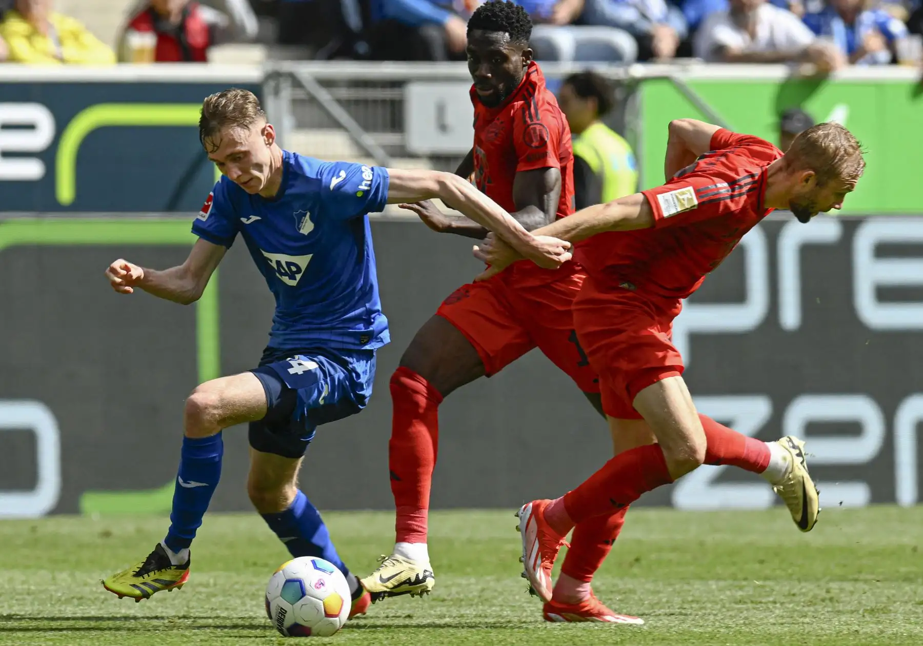El delantero alemán del Hoffenheim Maximilian Beier compite por el balón con el centrocampista canadiense del Bayern Munich Alphonso Davies y el centrocampista austriaco del Bayern Munich  Konrad Laimer compiten por el balón durante el partido de fútbol de la Bundesliga alemana de primera división entre TSG 1899 Hoffenheim y FC Bayern Munich.
Foto: ANDINA/AFP
