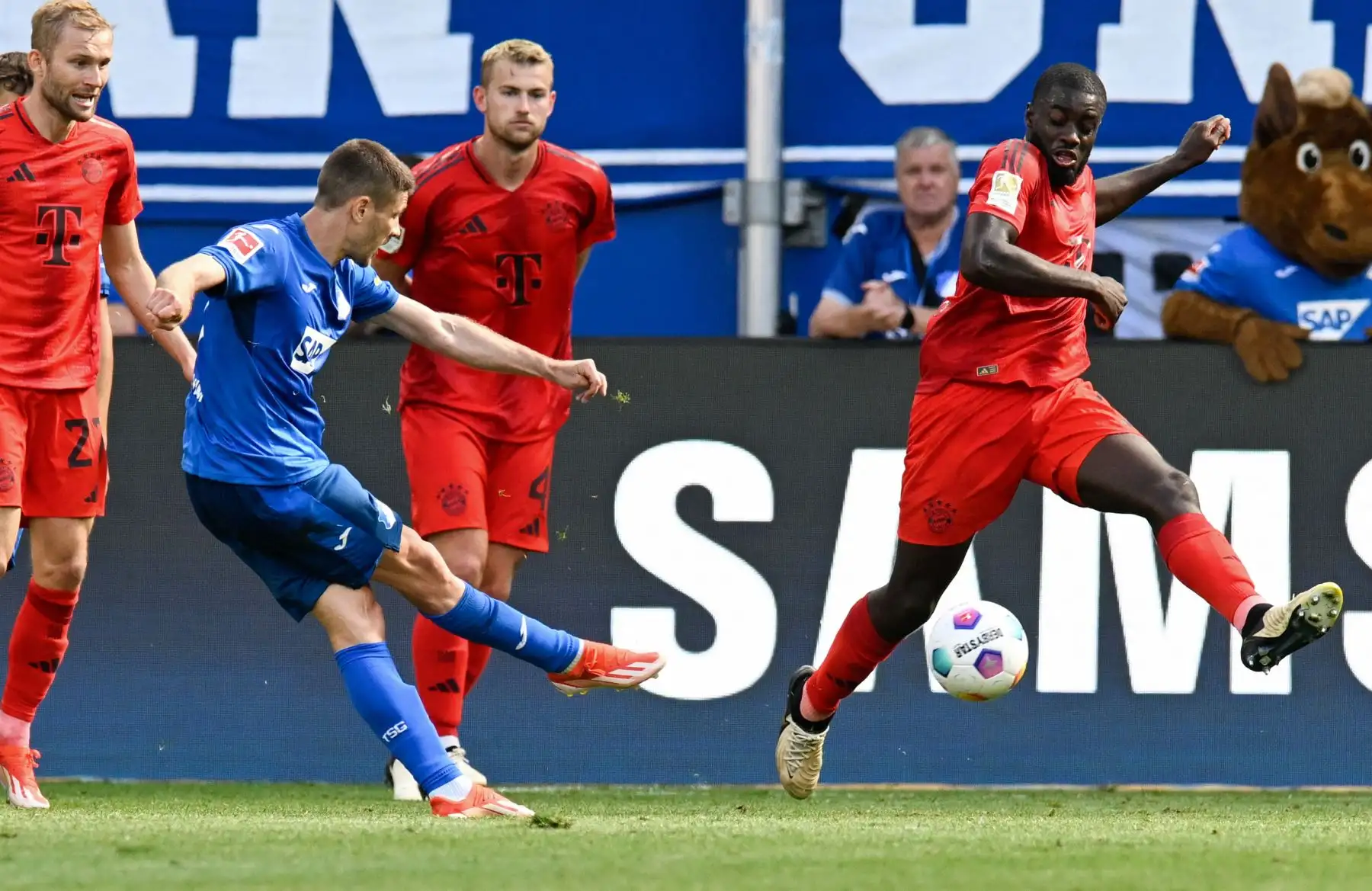 El delantero croata del Hoffenheim Andrej Kramaric compite con el defensor francés del Bayern Munich Dayot Upamecano antes de anotar el tercer gol de su equipo durante el partido de fútbol de la primera división alemana de la Bundesliga entre el TSG 1899 Hoffenheim y el FC Bayern Munich. Foto: ANDINA/AFP