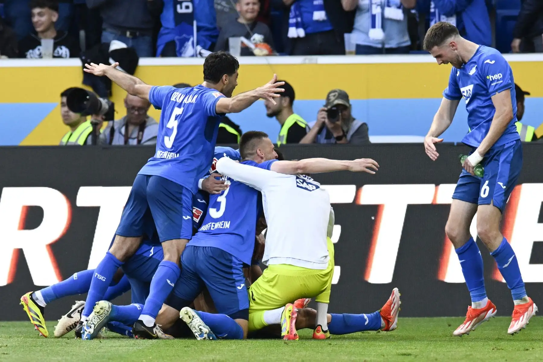 Los jugadores de Hoffenheim celebran el cuarto gol de su equipo durante el partido de fútbol de primera división de la Bundesliga alemana entre TSG 1899 Hoffenheim y el FC Bayern Munich. Foto. ANDINA/AFP