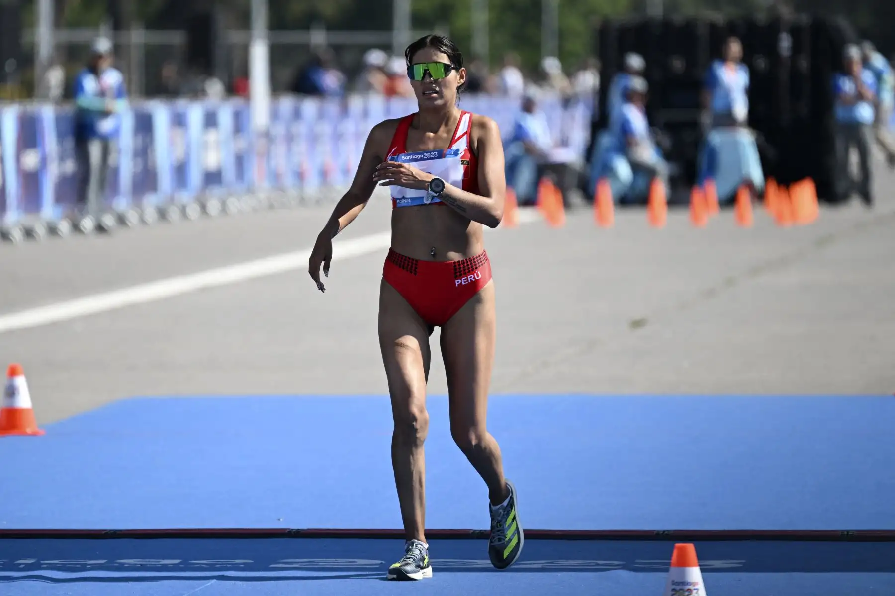 La peruana Kimberly García cruza la línea de meta. 
Foto:ANDINA/ AFP