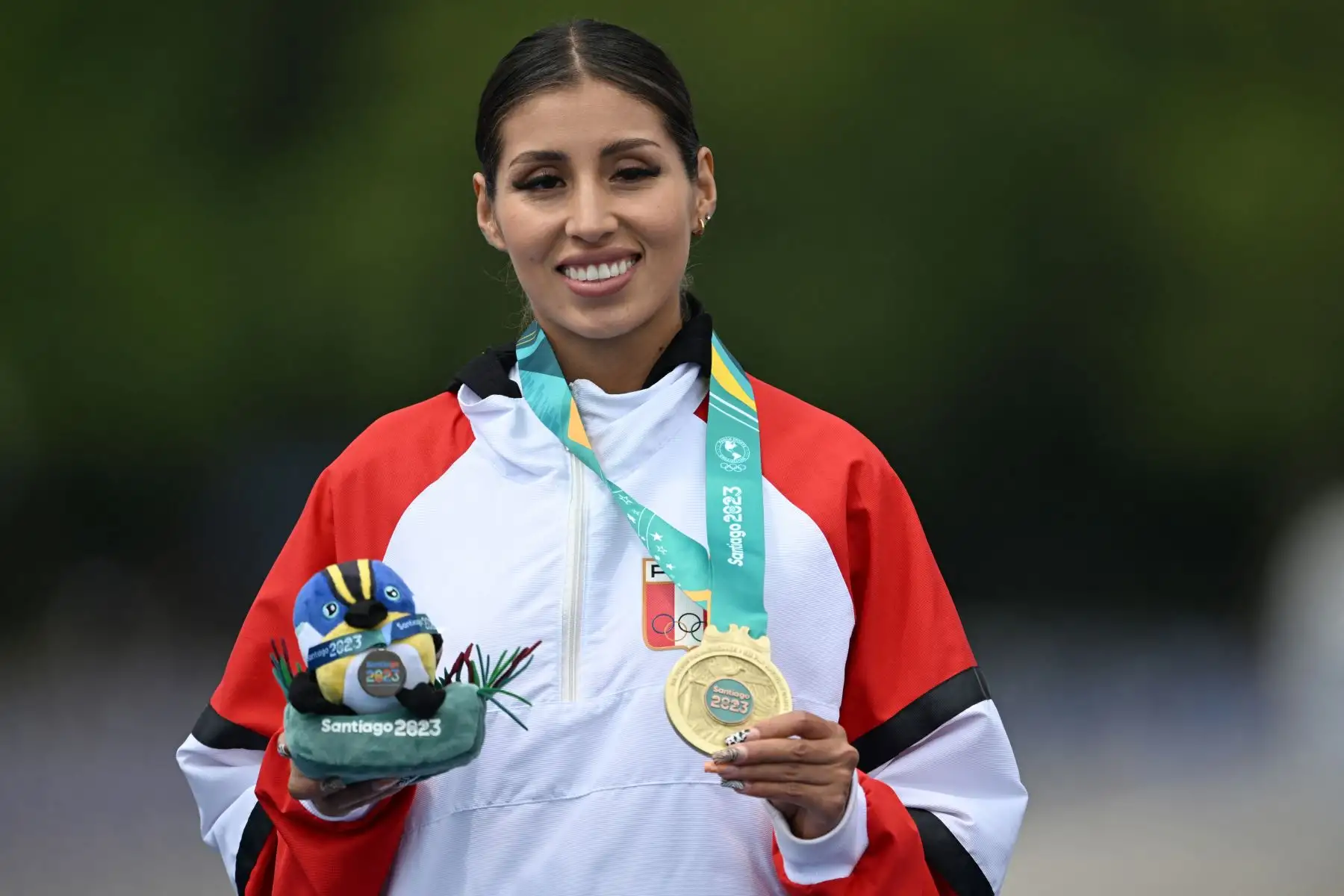 La peruana Gabriela Kimberly García posa en el podio con su medalla de oro después de la carrera de atletismo femenino de 20 km de caminata durante los Juegos Panamericanos Santiago.
Foto: ANDINA/AFP