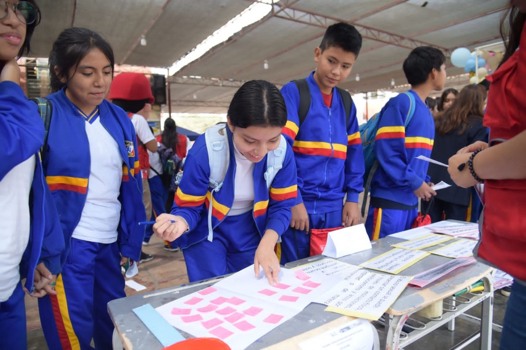 Mediante charlas, talleres y actividades lúdicas, especialistas de 16 instituciones públicas y privadas ofrecieron a los estudiantes del colegio Los Jazmines del Naranjal valiosa información para prevenir la violencia escolar, sensibilizar a la comunidad educativa y garantizar la implementación de acciones que favorezcan la convivencia armónica y disminuyan el bullyng..