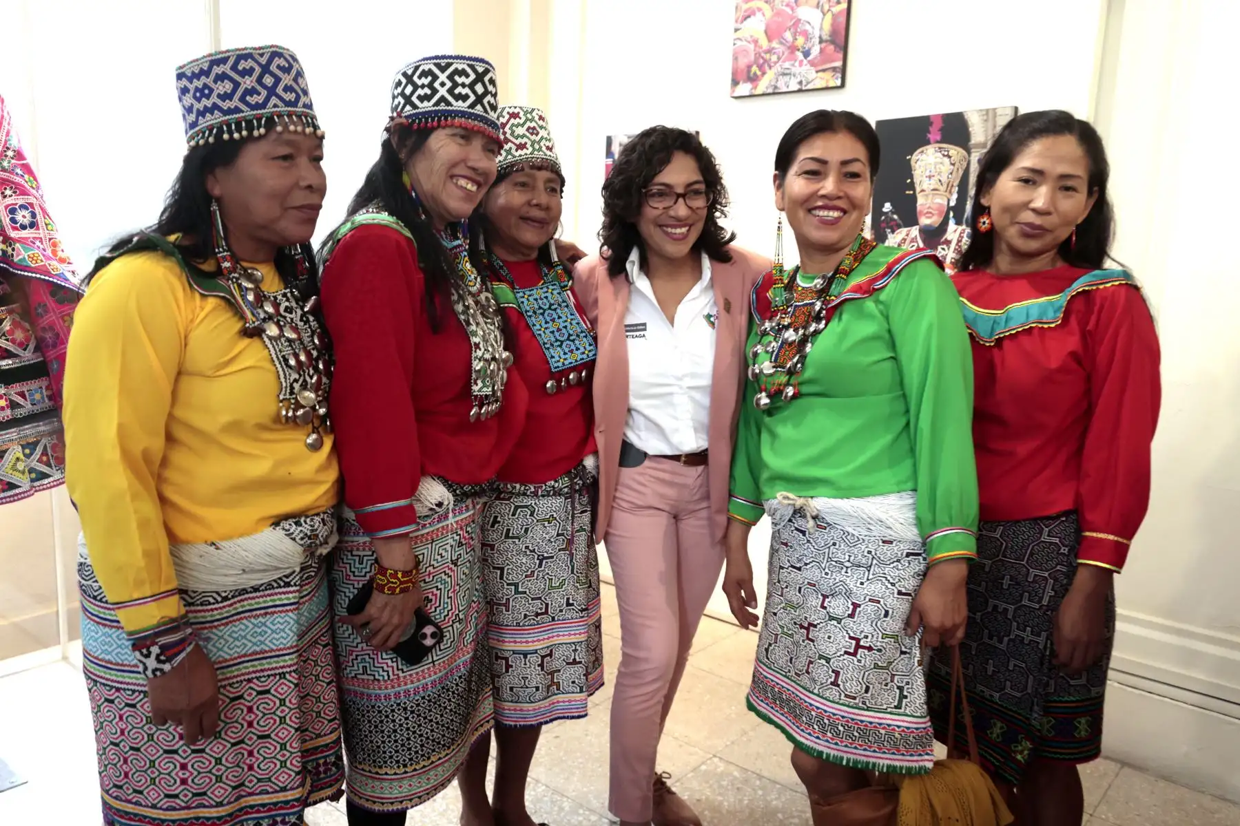En el marco del Día Nacional de la Mujer Indígena u Originaria, la ministra de Cultura, Leslie Urteaga, entregó el reconocimiento de Personalidad Meritoria de la Cultura a Nila Tovar Gonzales, Elva Rosa Yagkikat Kiak y Guissenia Liesbet Rodríguez Espíritu por su labor como educadoras. Foto: ANDINA/ Vidal Tarqui