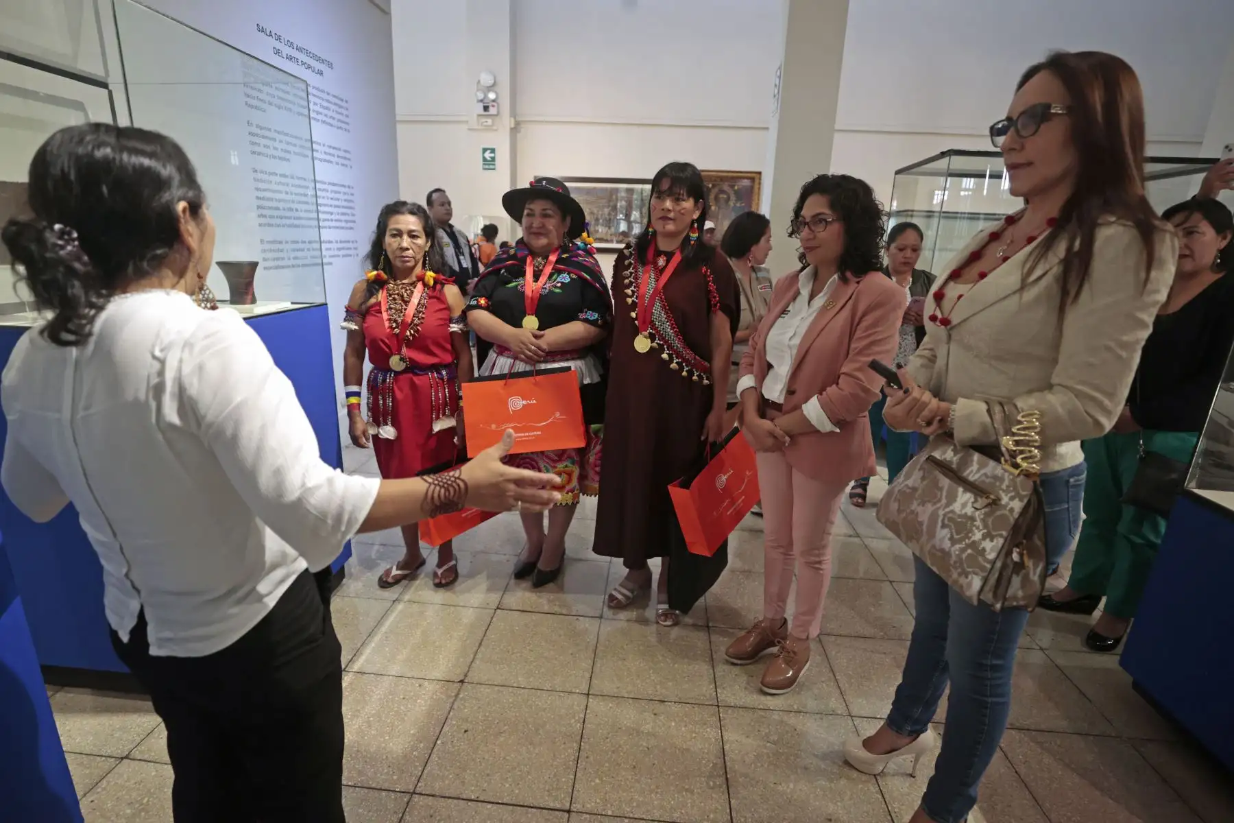 En el marco del Día Nacional de la Mujer Indígena u Originaria, la ministra de Cultura, Leslie Urteaga, entregó el reconocimiento de Personalidad Meritoria de la Cultura a Nila Tovar Gonzales, Elva Rosa Yagkikat Kiak y Guissenia Liesbet Rodríguez Espíritu por su labor como educadoras. Foto: ANDINA/ Vidal Tarqui