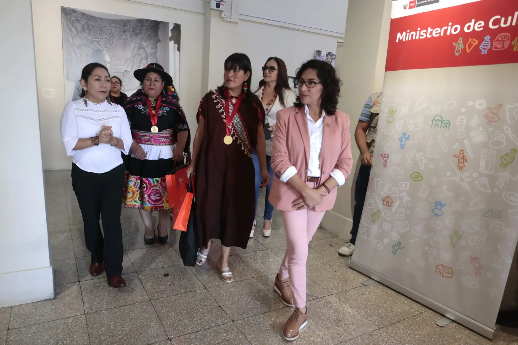 En el marco del Día Nacional de la Mujer Indígena u Originaria, la ministra de Cultura, Leslie Urteaga, entregó el reconocimiento de Personalidad Meritoria de la Cultura a Nila Tovar Gonzales, Elva Rosa Yagkikat Kiak y Guissenia Liesbet Rodríguez Espíritu por su labor como educadoras. Foto: ANDINA/ Vidal Tarqui