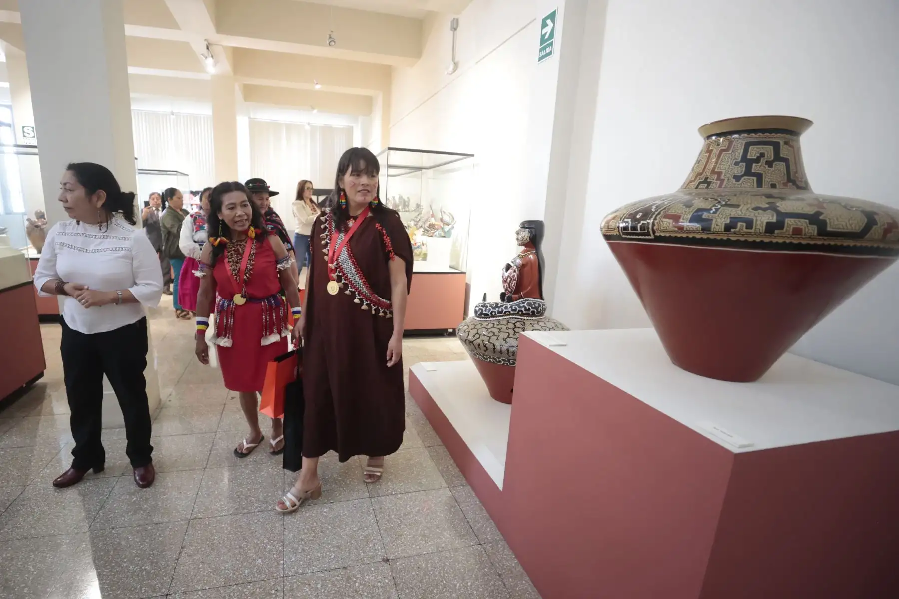 En el marco del Día Nacional de la Mujer Indígena u Originaria, la ministra de Cultura, Leslie Urteaga, entregó el reconocimiento de Personalidad Meritoria de la Cultura a Nila Tovar Gonzales, Elva Rosa Yagkikat Kiak y Guissenia Liesbet Rodríguez Espíritu por su labor como educadoras. Foto: ANDINA/ Vidal Tarqui