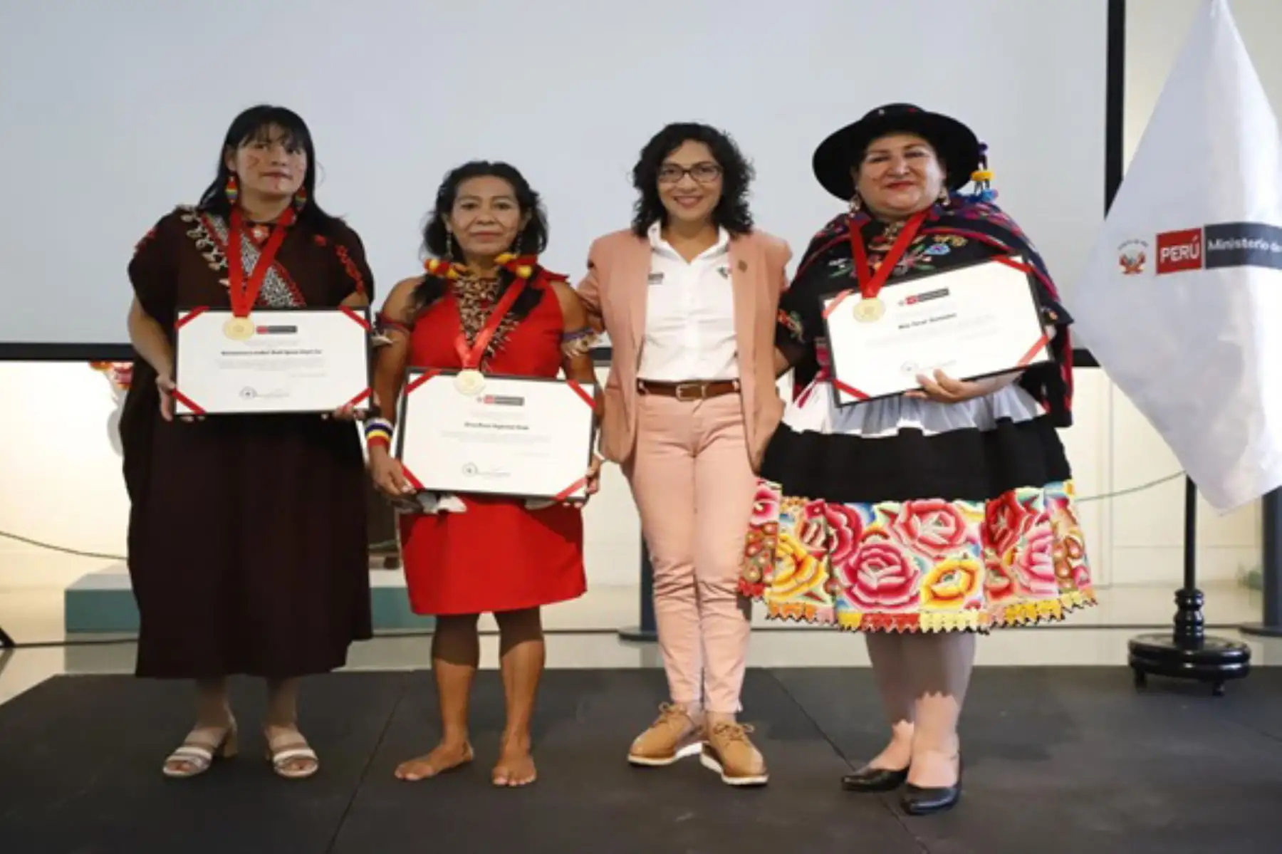 En el marco del Día Nacional de la Mujer Indígena u Originaria, la ministra de Cultura, Leslie Urteaga, entregó el reconocimiento de Personalidad Meritoria de la Cultura a Nila Tovar Gonzales, Elva Rosa Yagkikat Kiak y Guissenia Liesbet Rodríguez Espíritu por su labor como educadoras. Foto: ANDINA/ Difusión