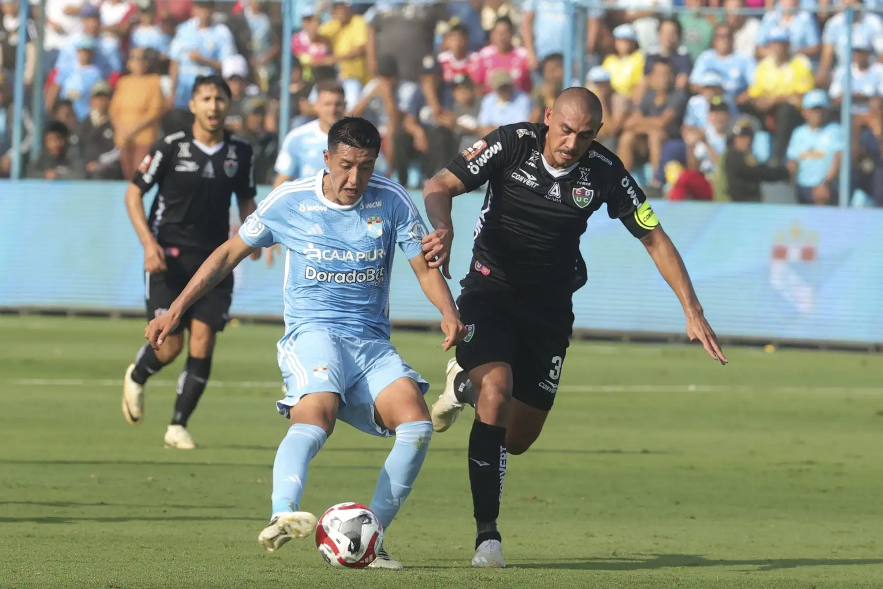 Jostin Alarcón disputa el balón con Teodoro Paredes en el partido entre Sporting Cristal y Unión Comercio por el Torneo Apertura de la Liga 1.  Foto: ANDINA/Melina Mejía