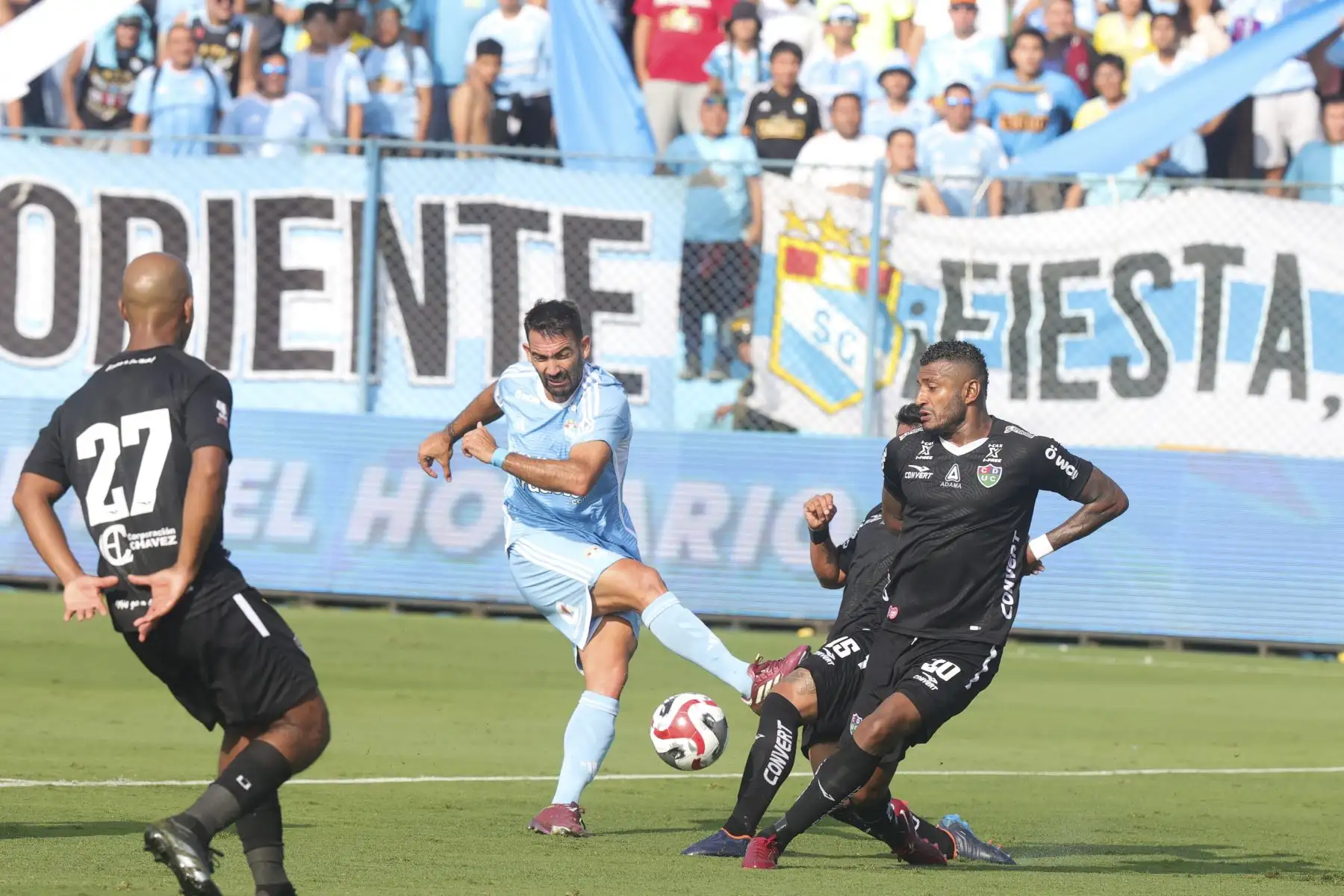 Martín Cautericcio y Josue Torres en el partido entre Sporting Cristal y Unión Comercio por el Torneo Apertura de la Liga 1.  Foto: ANDINA/Melina Mejía