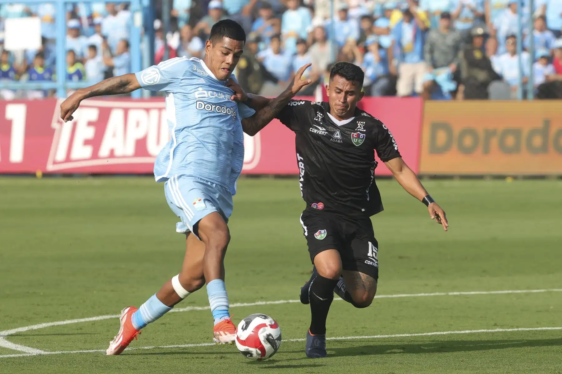 Joao Grimaldo y Osama Jiménez en el partido entre Sporting Cristal y Unión Comercio por el Torneo Apertura de la Liga 1.  Foto: ANDINA/Melina Mejía