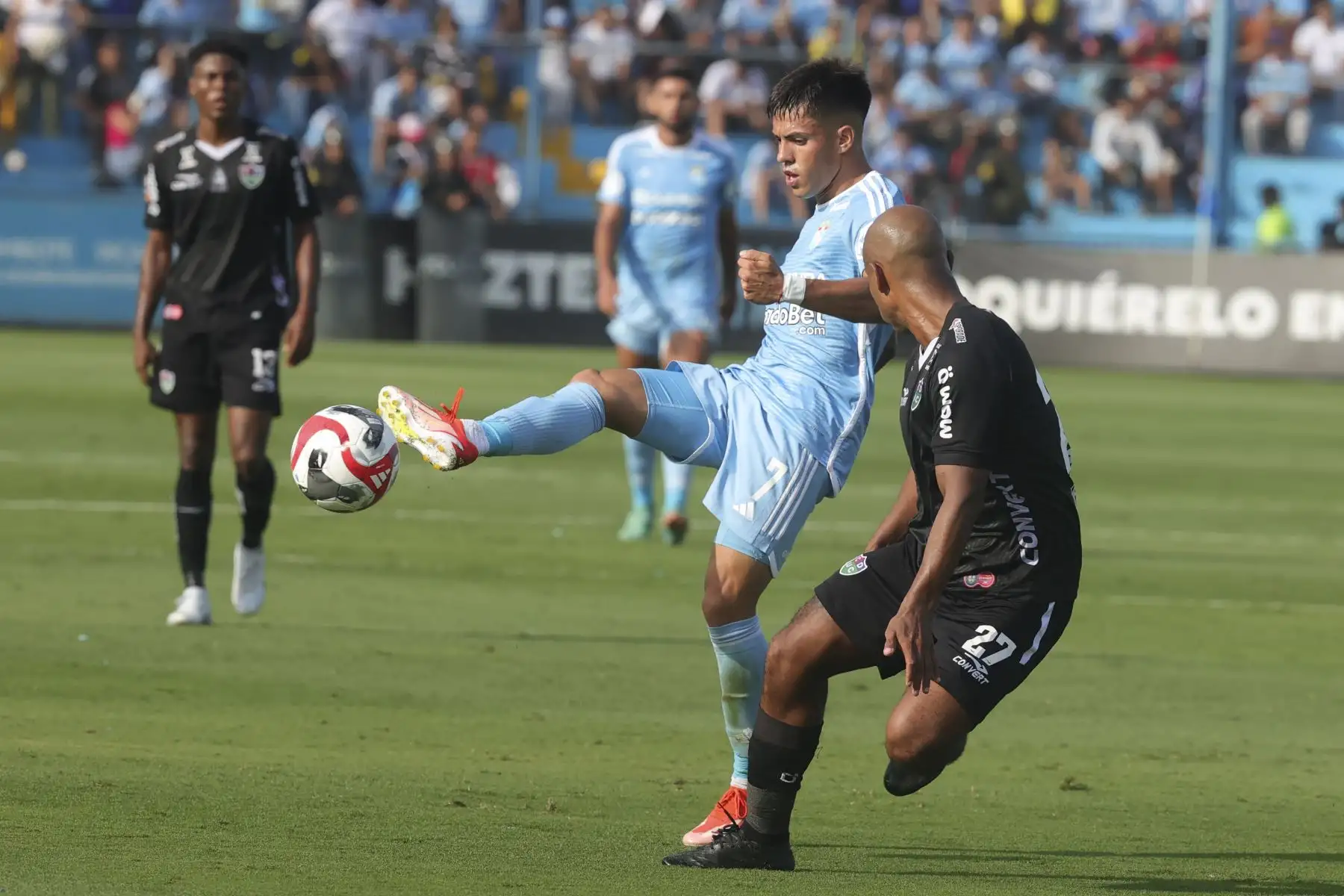 Santiago González y Luis Trujillo en el partido entre Sporting Cristal y Unión Comercio por el Torneo Apertura de la Liga 1.  Foto: ANDINA/Melina Mejía