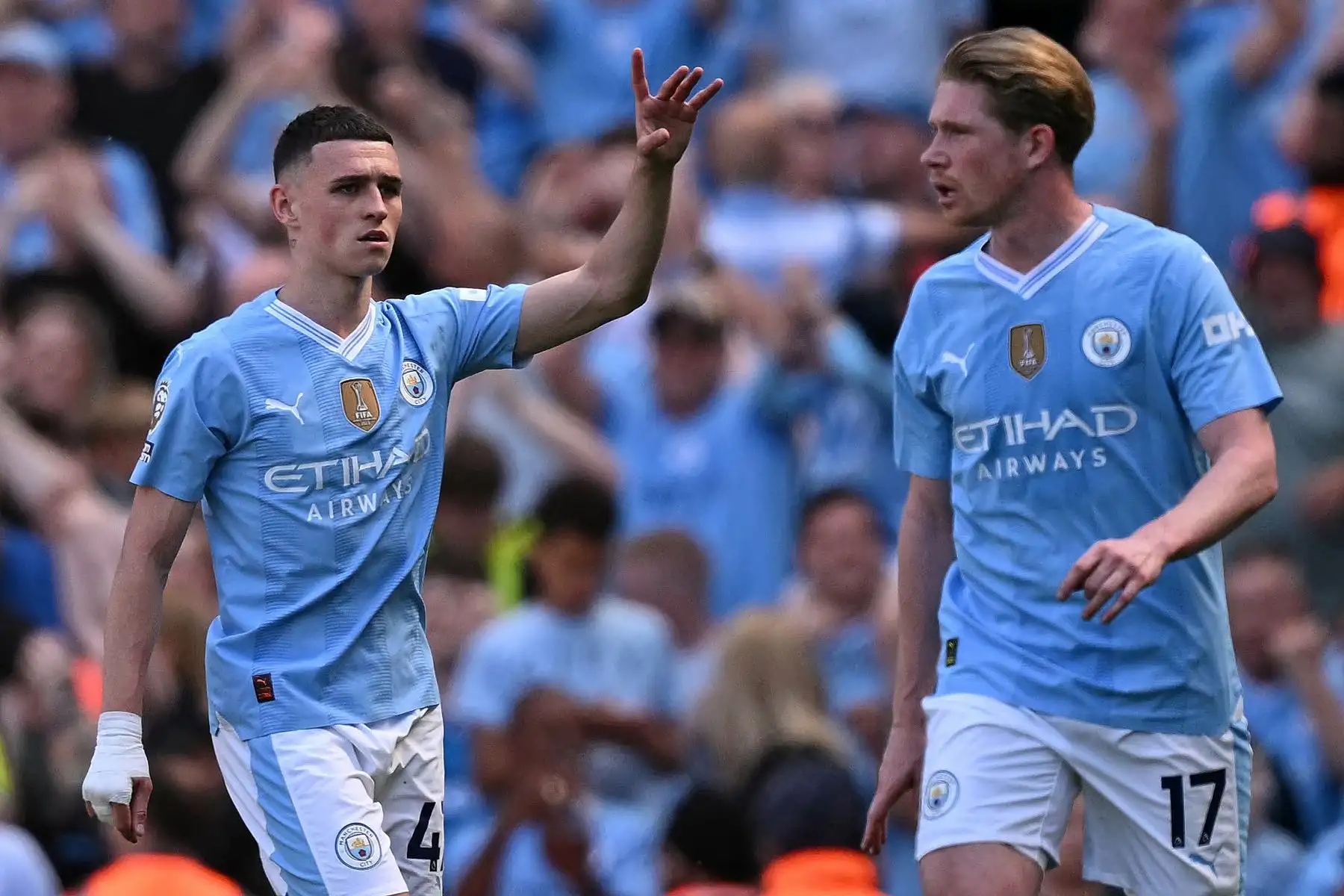 El centrocampista inglés del Manchester City, Phil Foden, celebra marcar su segundo gol y el del equipo durante el partido de fútbol de la Premier League inglesa entre Manchester City y West Ham United. 
Foto: ANDINA/AFP