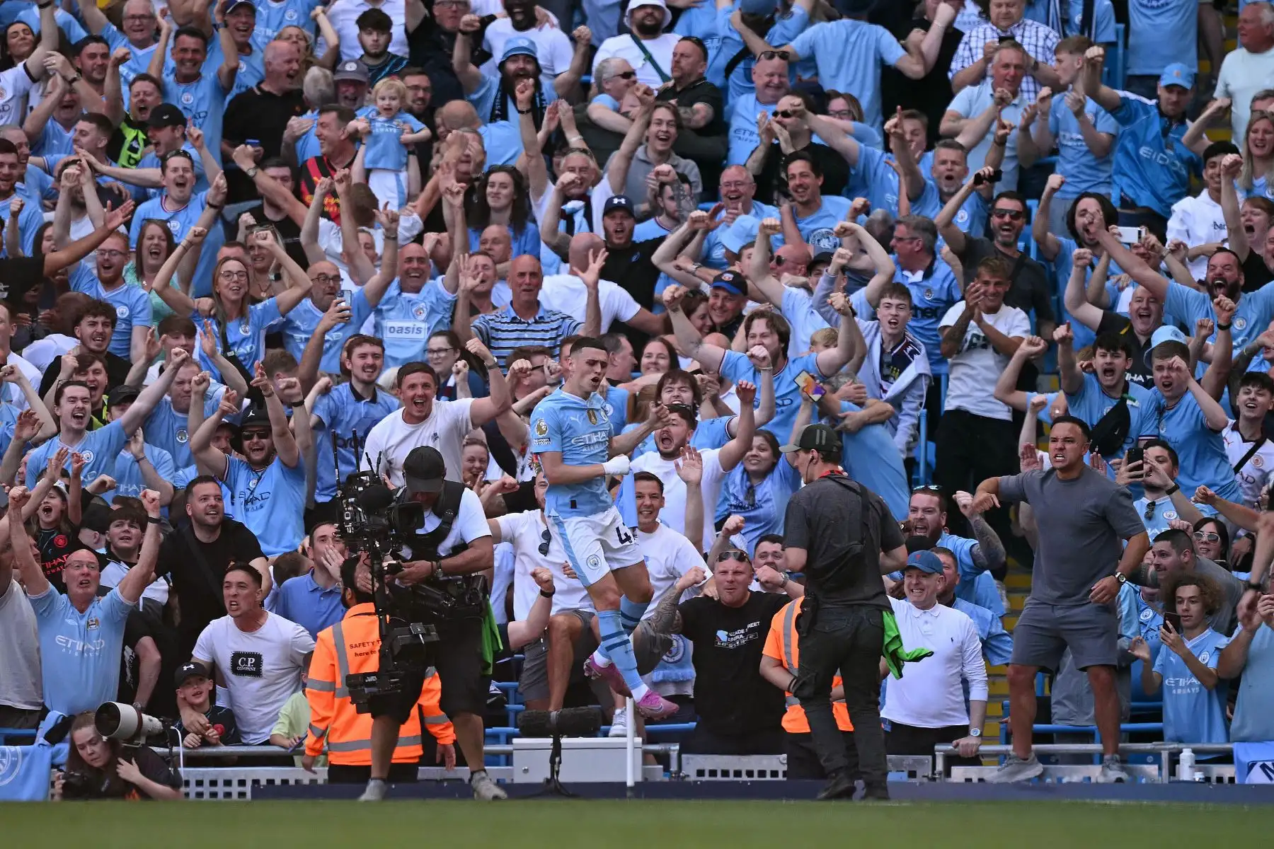 El centrocampista inglés del Manchester City, Phil Foden, celebra marcar su segundo gol y el del equipo durante el partido de fútbol de la Premier League inglesa entre Manchester City y West Ham United en el Etihad Stadium de Manchester. 
Foto: ANDINA/AFP