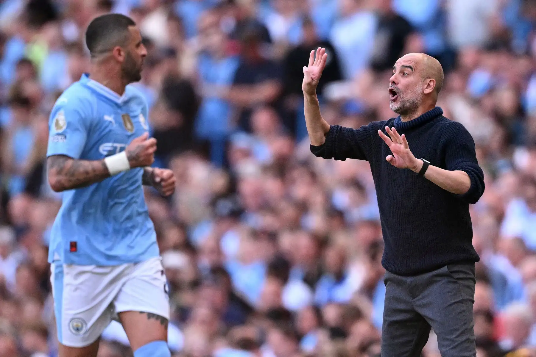 El director español del Manchester City, Pep Guardiola, grita instrucciones a los jugadores desde la línea de banda durante el partido de fútbol de la Premier League inglesa entre Manchester City y West Ham United. 
Foto: ANDINA/AFP