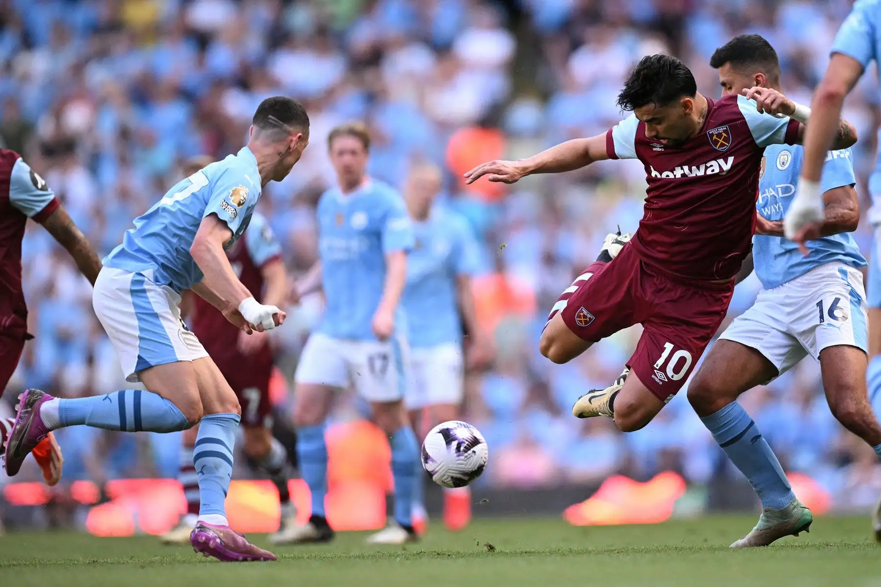 El centrocampista brasileño del West Ham United Lucas Paqueta es abordado por el centrocampista español del Manchester City  Rodri durante el partido de fútbol de la Liga Premier inglesa entre Manchester City y West Ham United. 
Foto: ANDINA/AFP