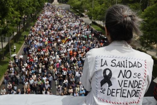 Miles de personas protestan en defensa de la sanidad pública de Madrid.