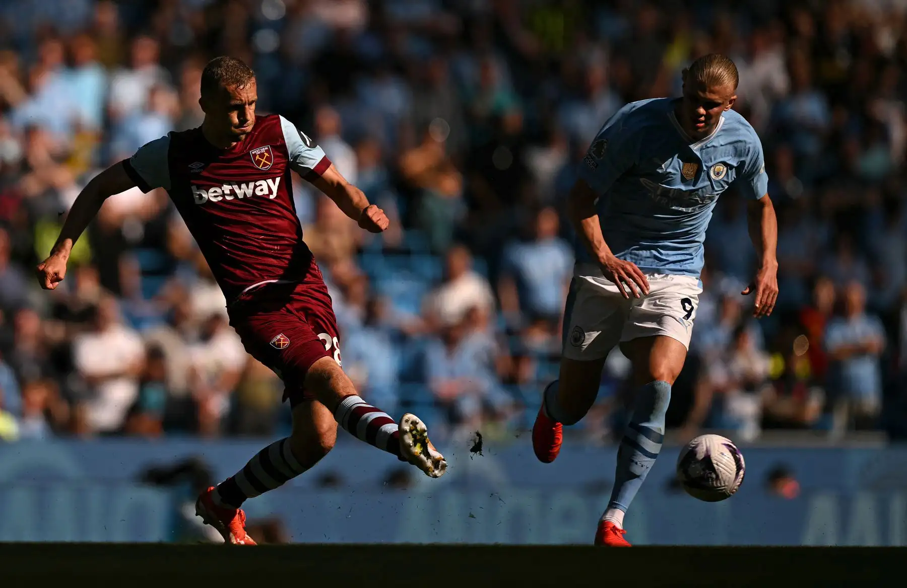 El delantero noruego del Manchester City Erling Haaland persigue un balón del centrocampista checo del West Ham United Tomas Soucek durante el partido de fútbol de la Premier League inglesa entre Manchester City y West Ham United. Foto: ANDINA/AFP