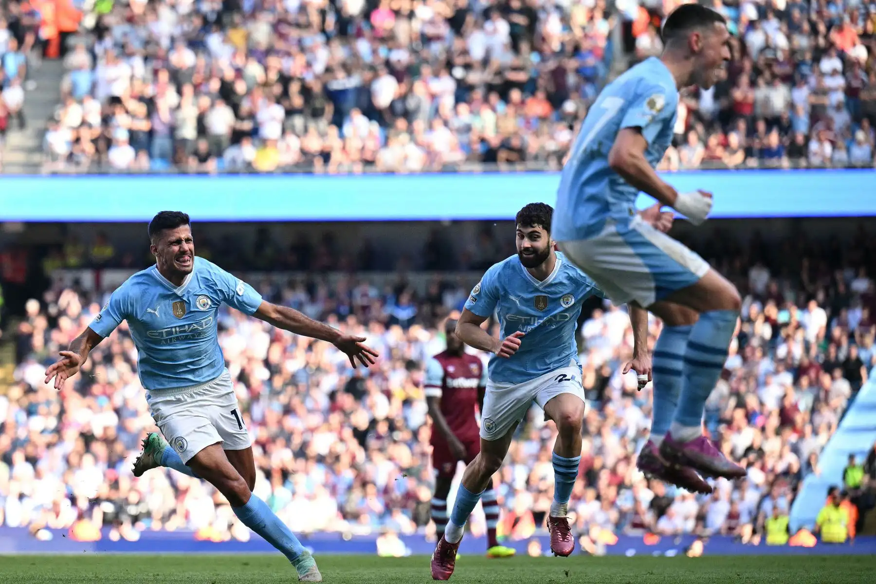 El centrocampista español del Manchester City Rodri celebra marcar el tercer gol del equipo durante el partido de fútbol de la Premier League inglesa entre Manchester City y West Ham United . Foto:ANDINA/ AFP