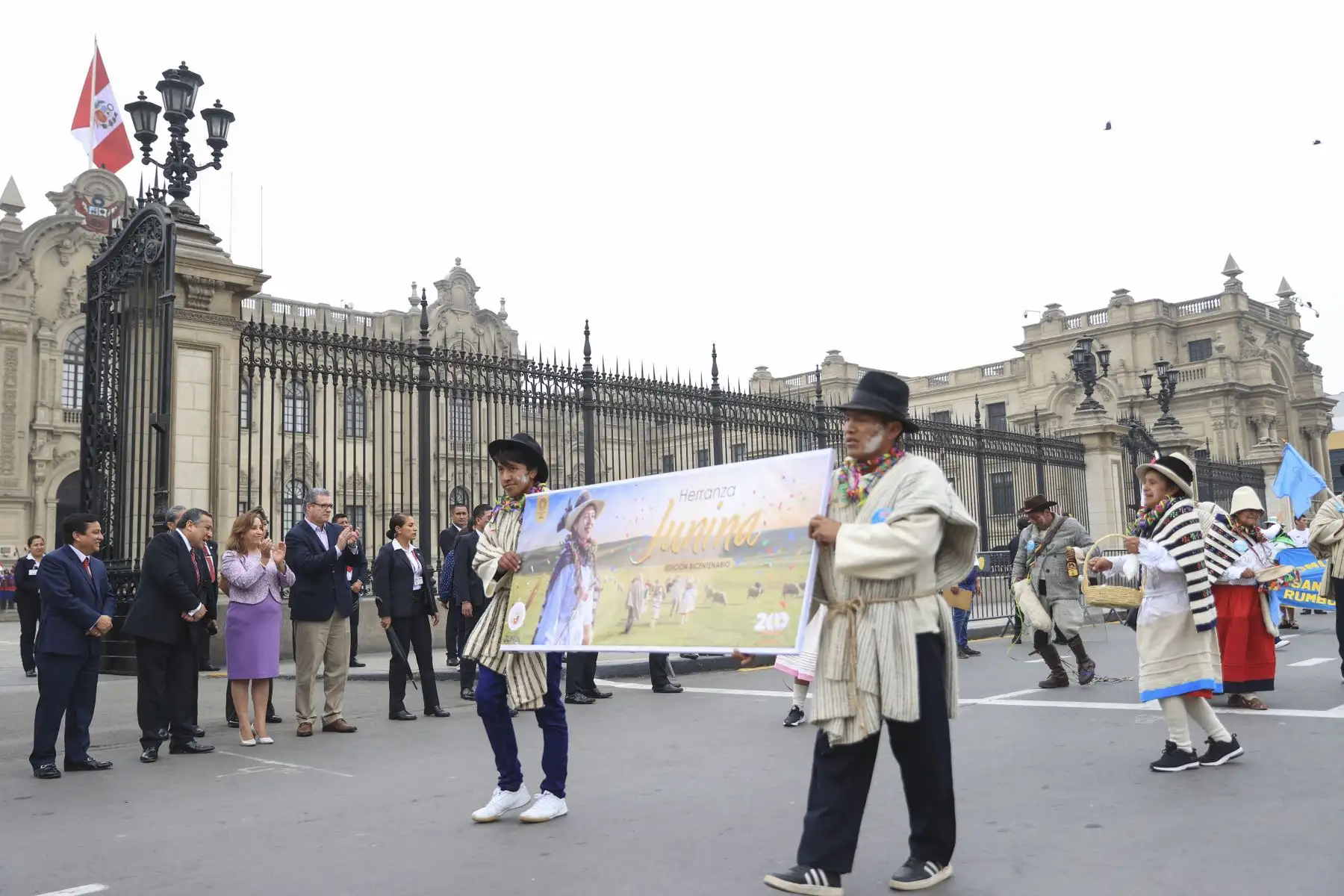 La presidenta Dina Boluarte participó del inicio de las actividades por los 200 años de la Batalla de Junín, que estuvo matizada con una comparsa folklórica integrada por los gloriosos Húsares de Junín. Foto:ANDINA/ Prensa Presidencia