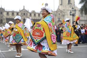 ANDINA/Prensa Presidencia.Lima se llenó de colorido y tradición con pasacalle por Bicentenario de Batalla de Junín
