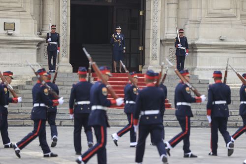 Tradicional cambio de guardia en Palacio de Gobierno