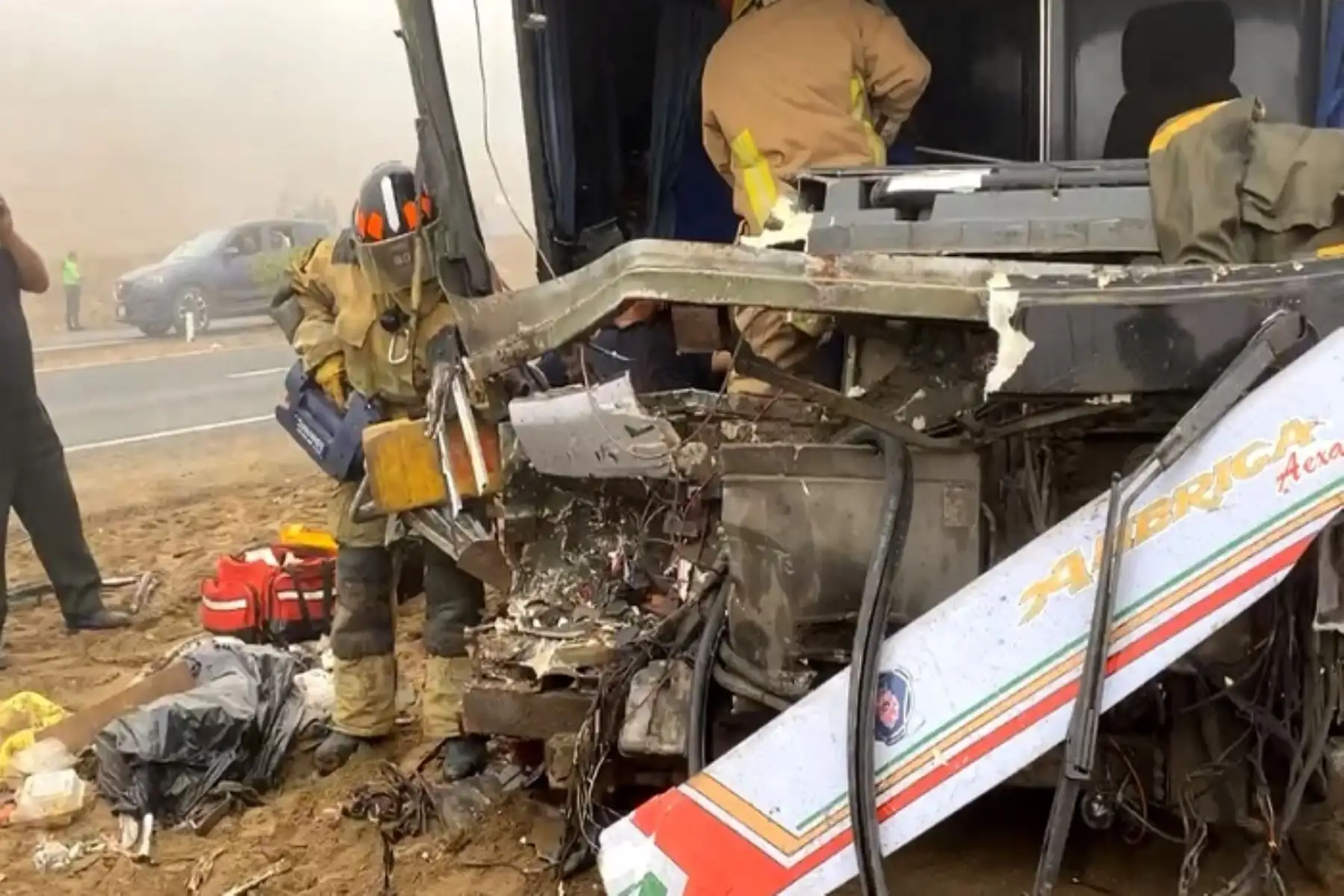 Efectivos de Protección de Carreteras, los equipos de rescate y bomberos están trabajando arduamente para retirar a los vehículos siniestrados.